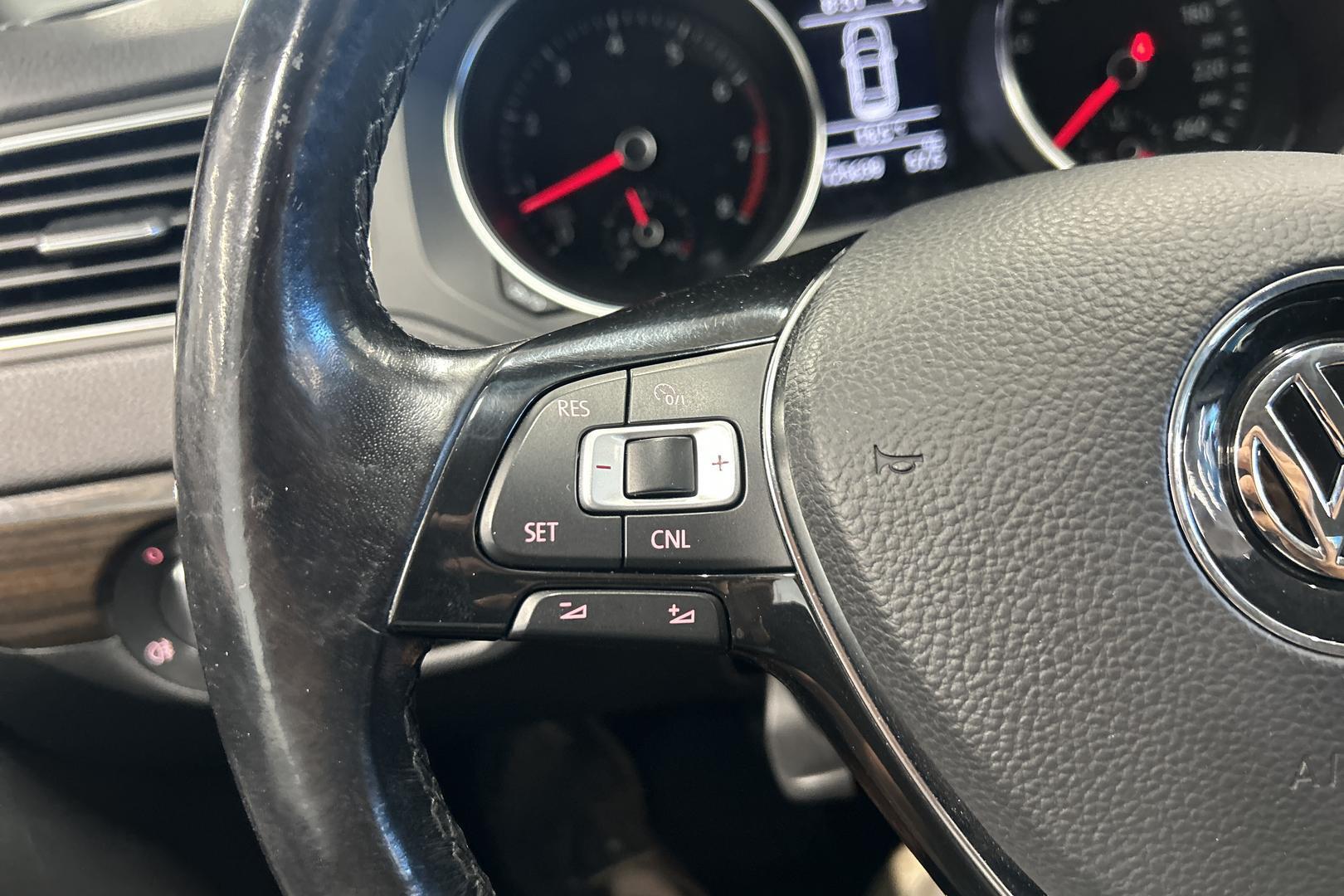 VOLKSWAGEN Jetta 18