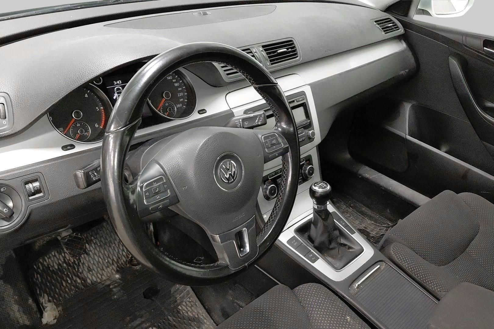 VOLKSWAGEN Passat 2010