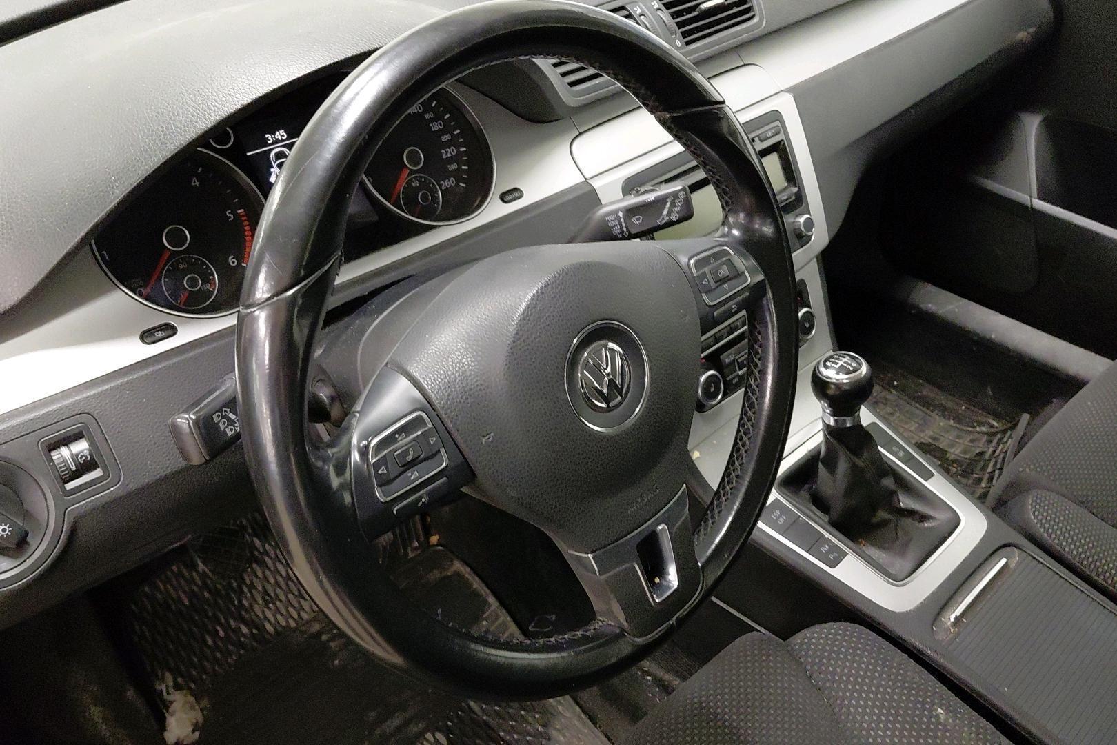 VOLKSWAGEN Passat 2010