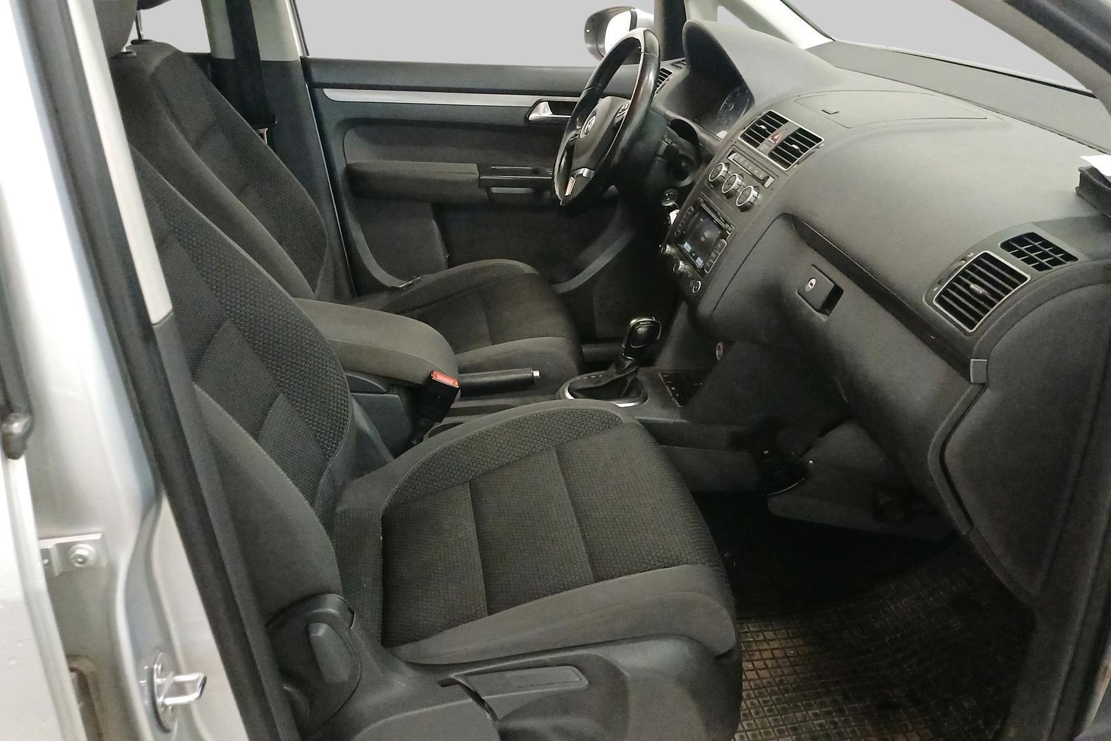 VOLKSWAGEN Touran 2013