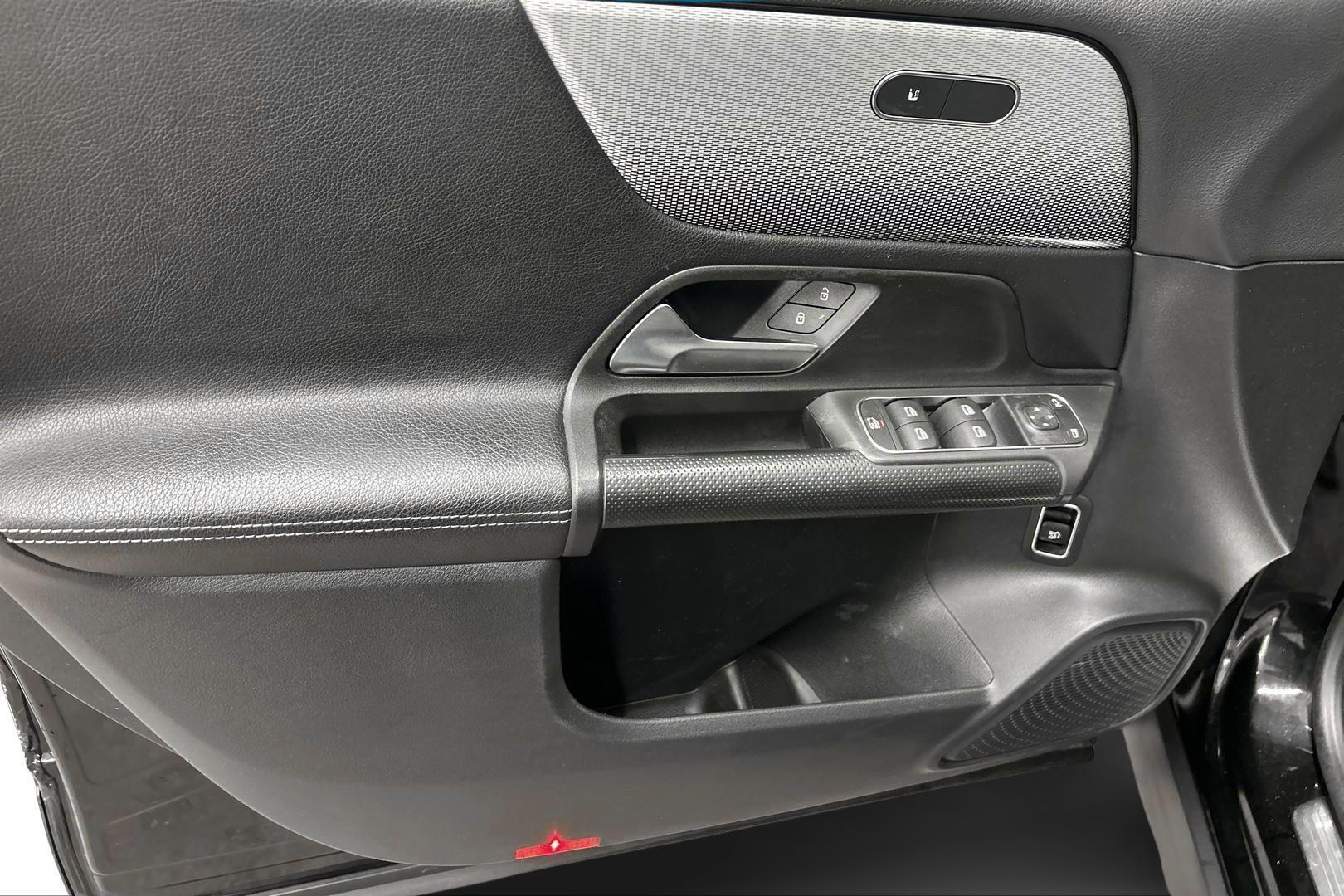 MERCEDES-BENZ GLB 2021