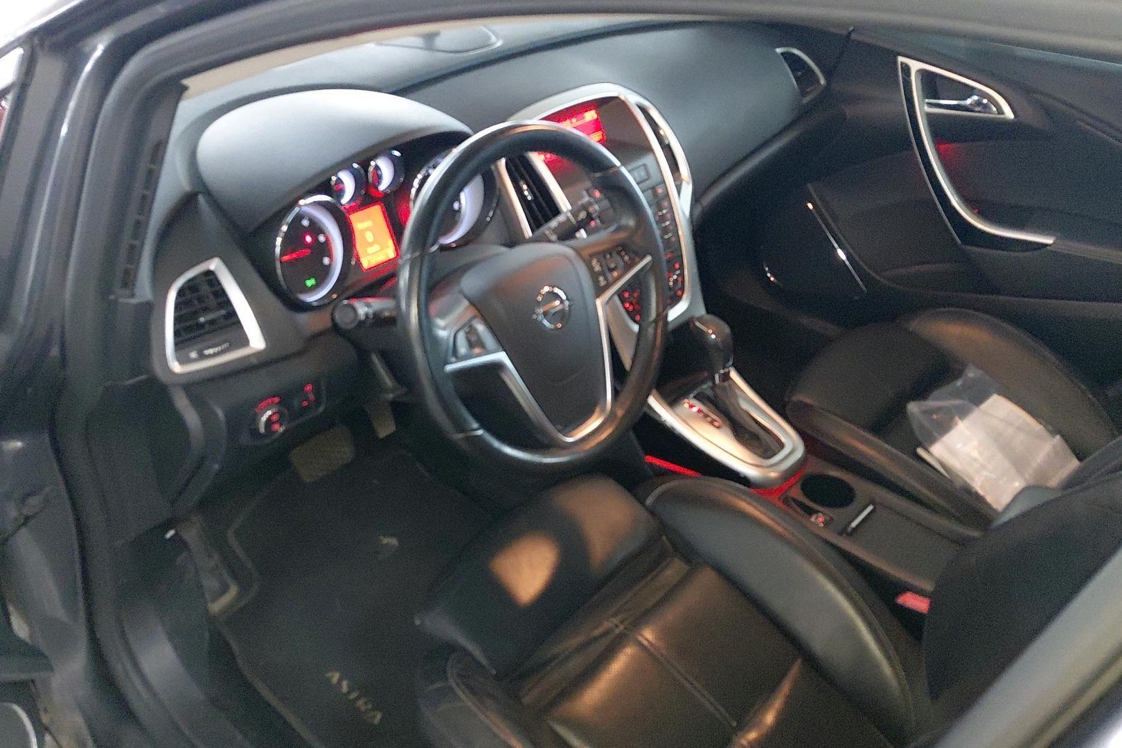 OPEL Astra 2011