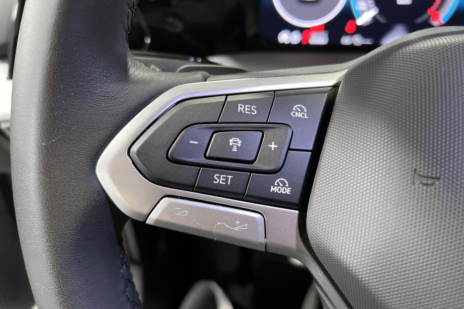 VOLKSWAGEN Golf 2025