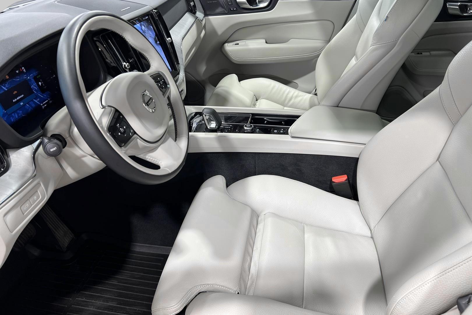 VOLVO XC60 2023