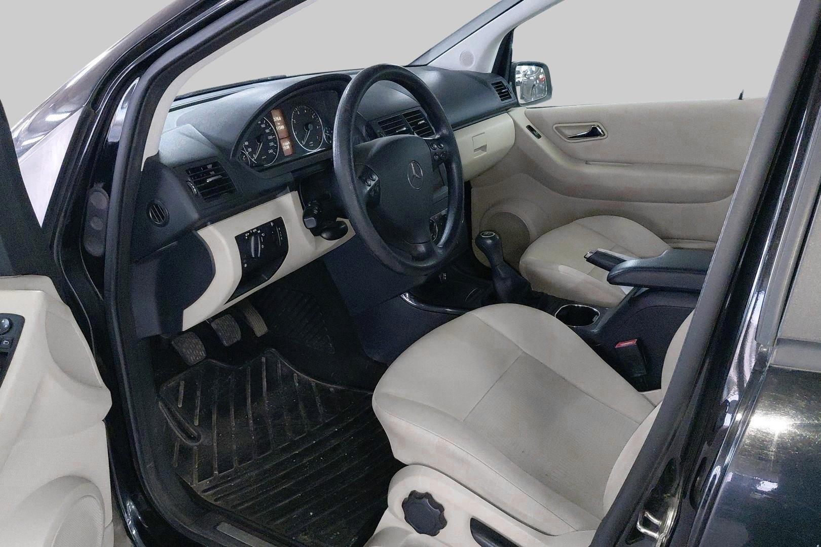 MERCEDES-BENZ A 2010