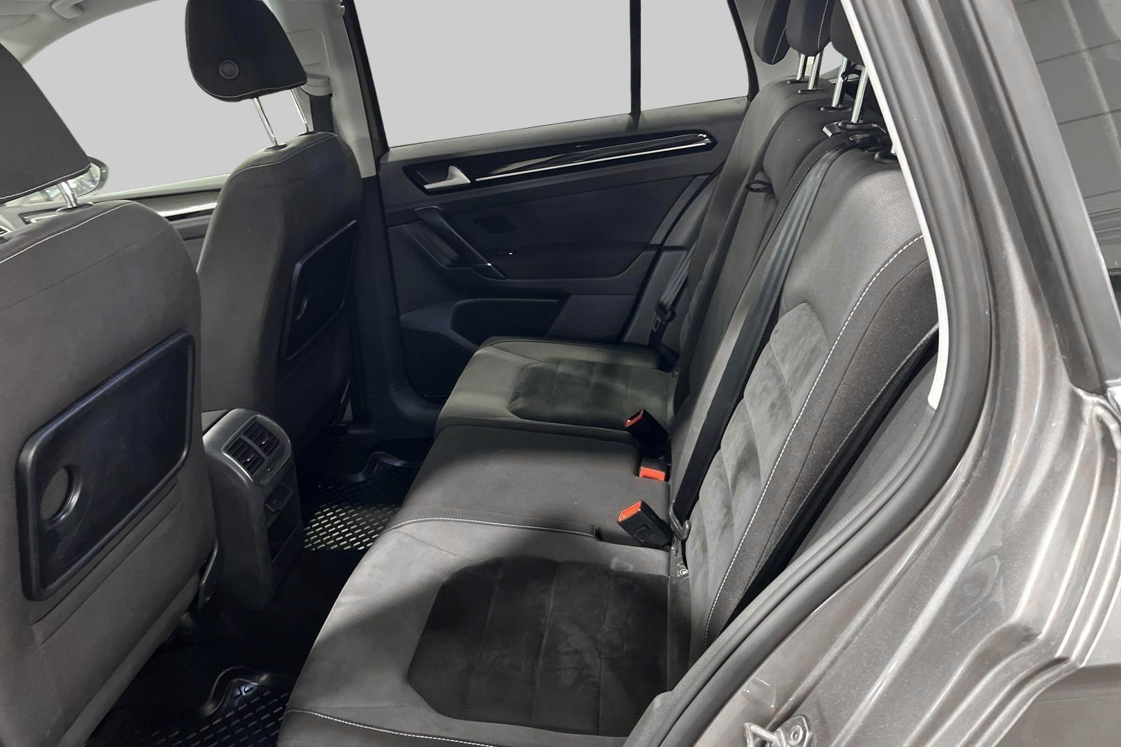VOLKSWAGEN Golf Sportsvan 10