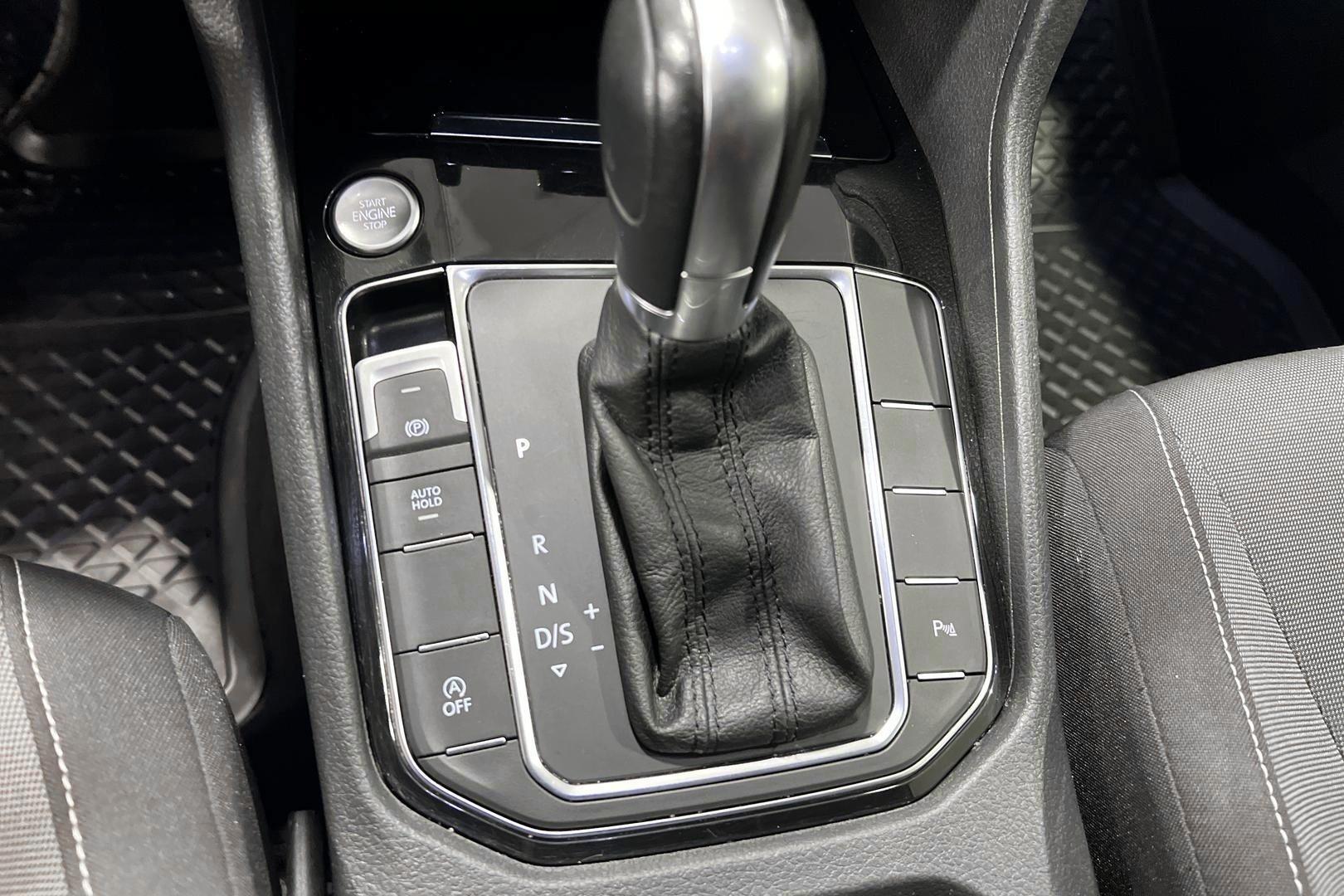 VOLKSWAGEN Golf Sportsvan 17
