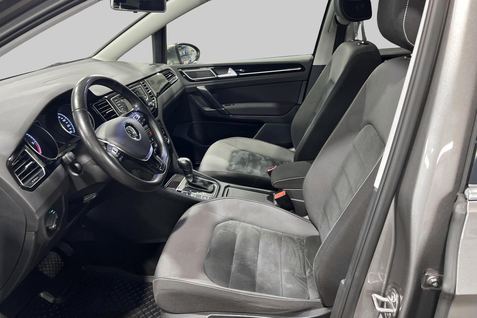 VOLKSWAGEN Golf Sportsvan 9