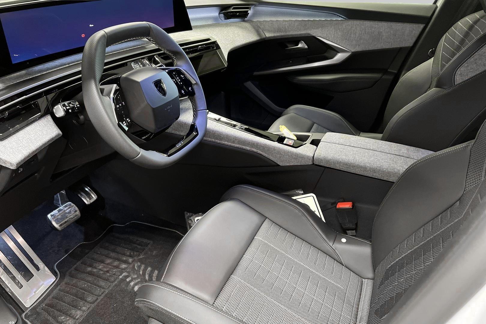 PEUGEOT E-3008 9
