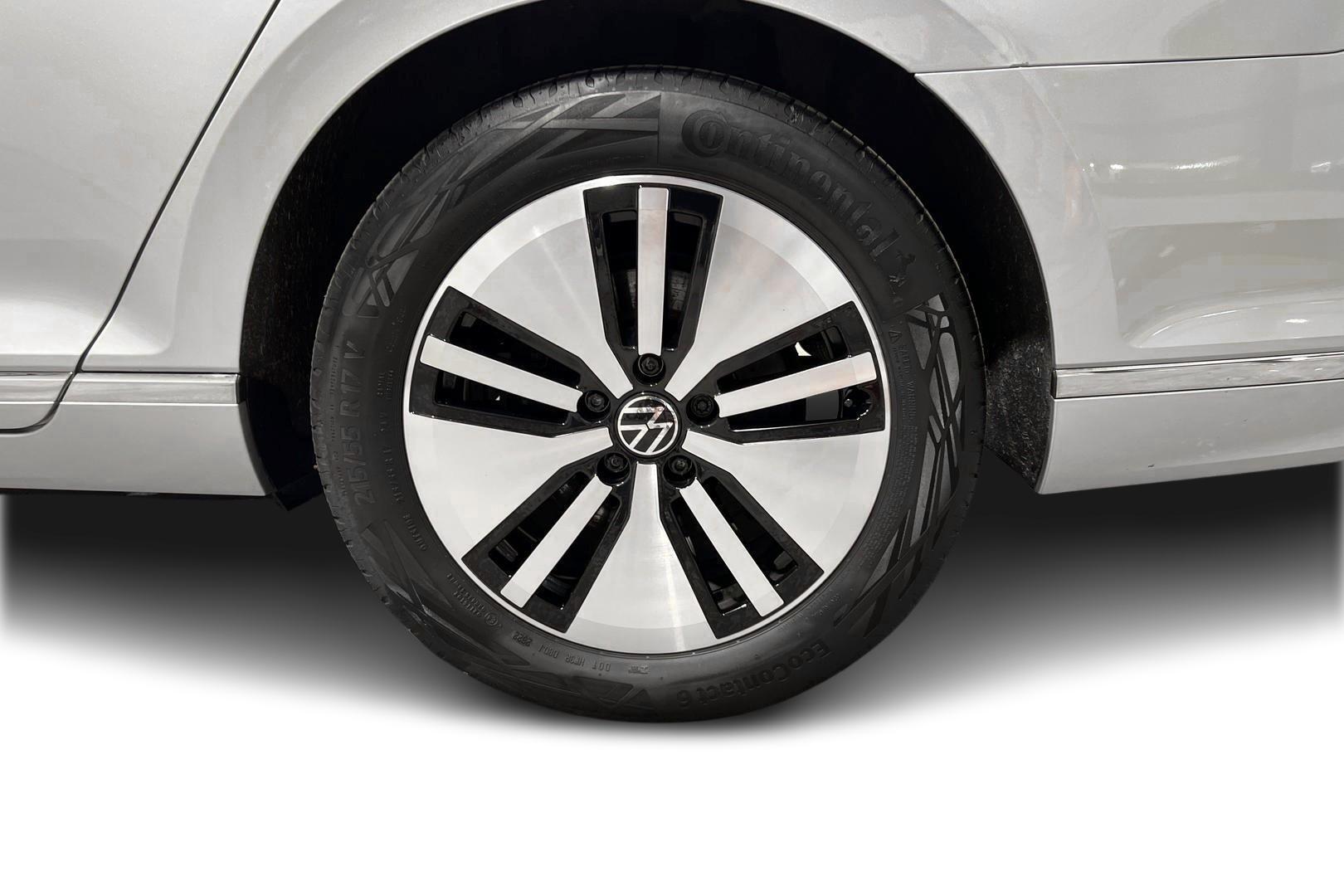 VOLKSWAGEN Passat 2023