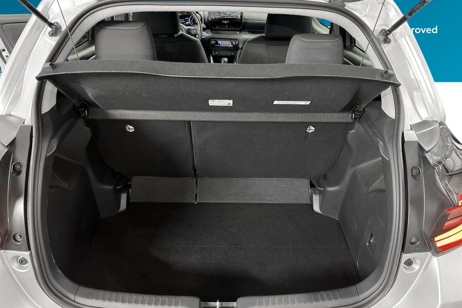 TOYOTA Yaris 12