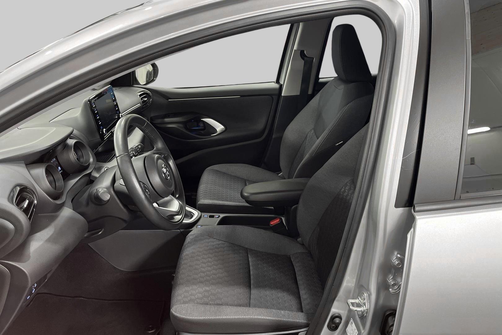 TOYOTA Yaris 9