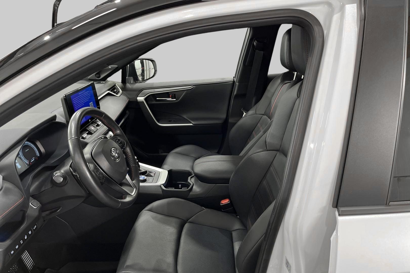 TOYOTA RAV4 Plug-in 9
