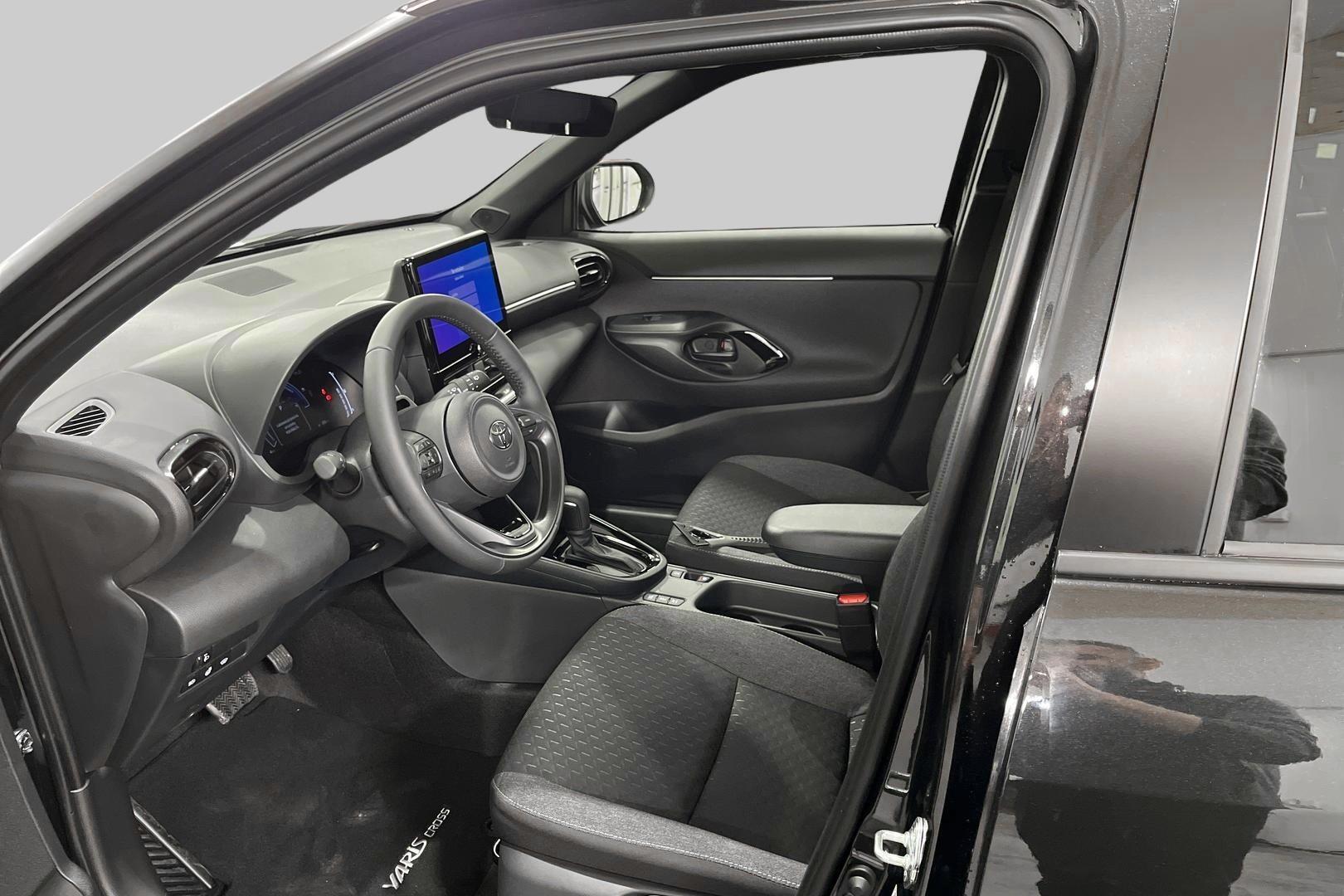 TOYOTA Yaris Cross 9