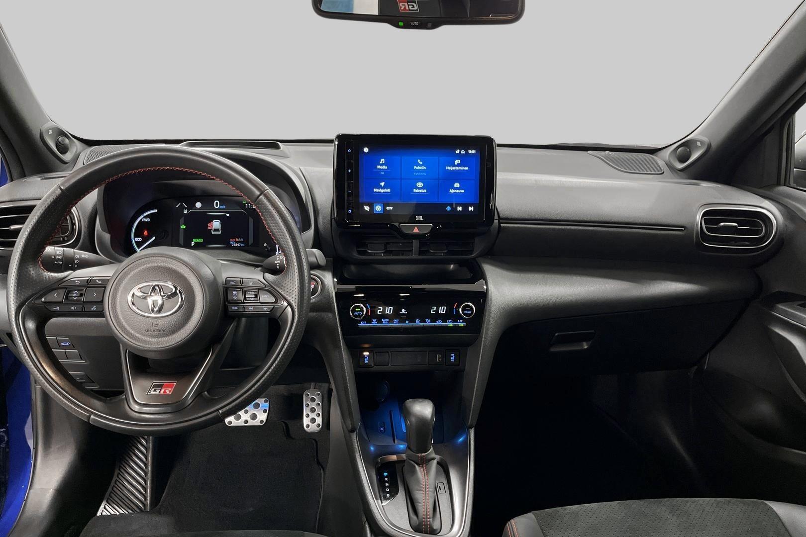 TOYOTA YARIS CROSS 11
