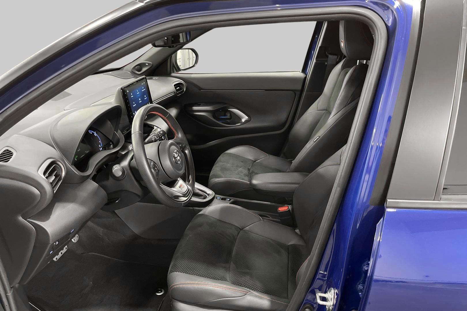 TOYOTA YARIS CROSS 9