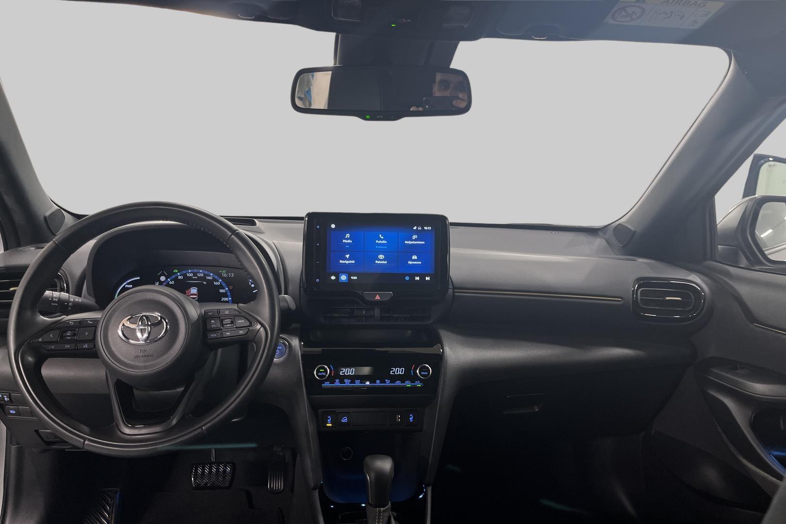 TOYOTA YARIS CROSS 11