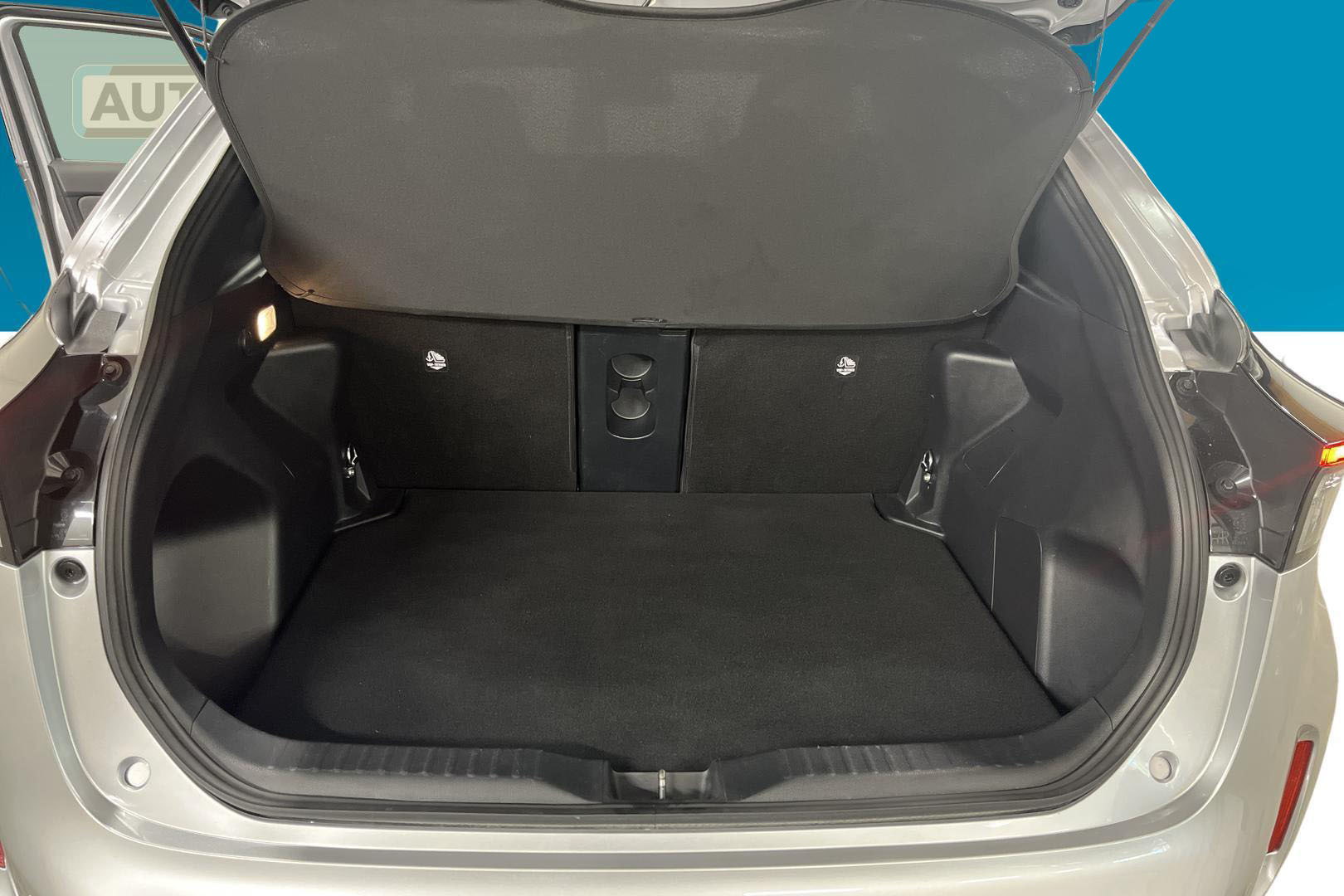 TOYOTA YARIS CROSS 12
