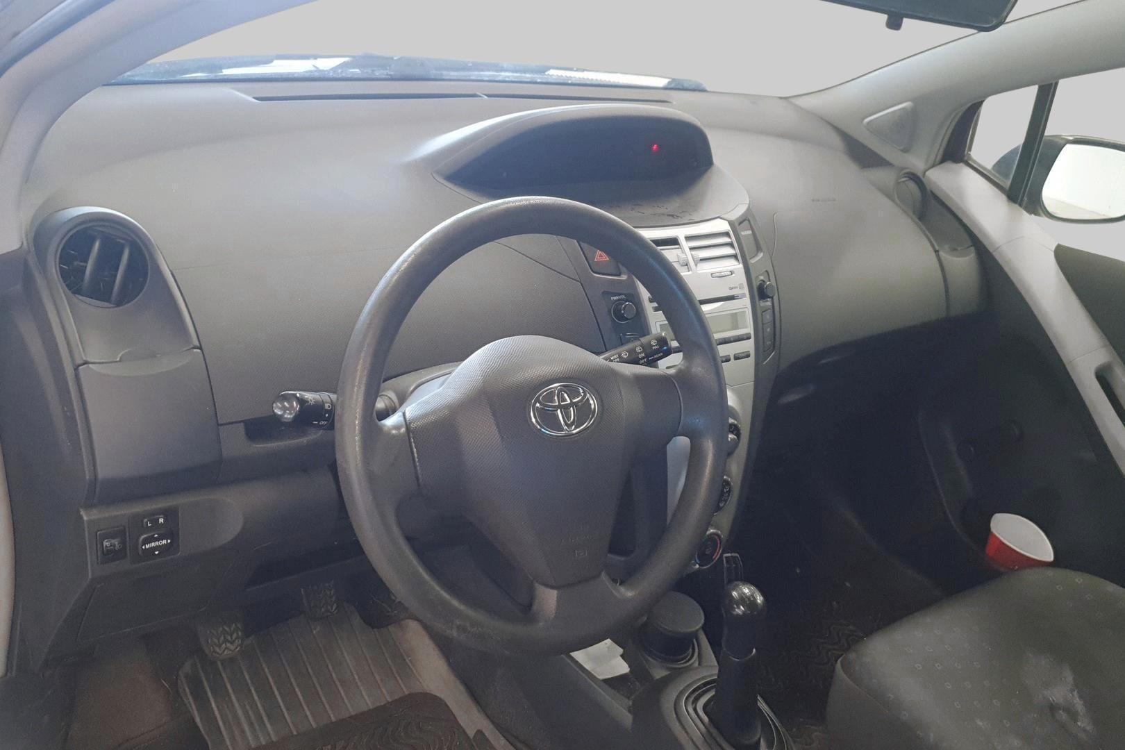 TOYOTA Yaris 2006