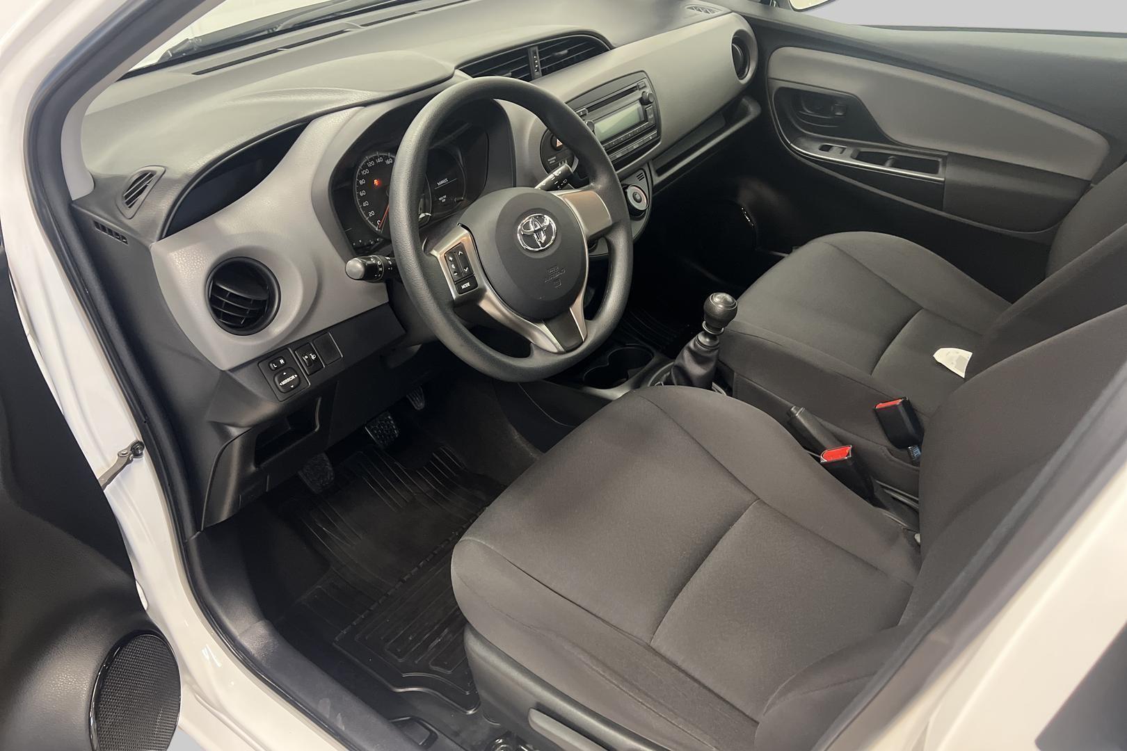 TOYOTA Yaris 2016