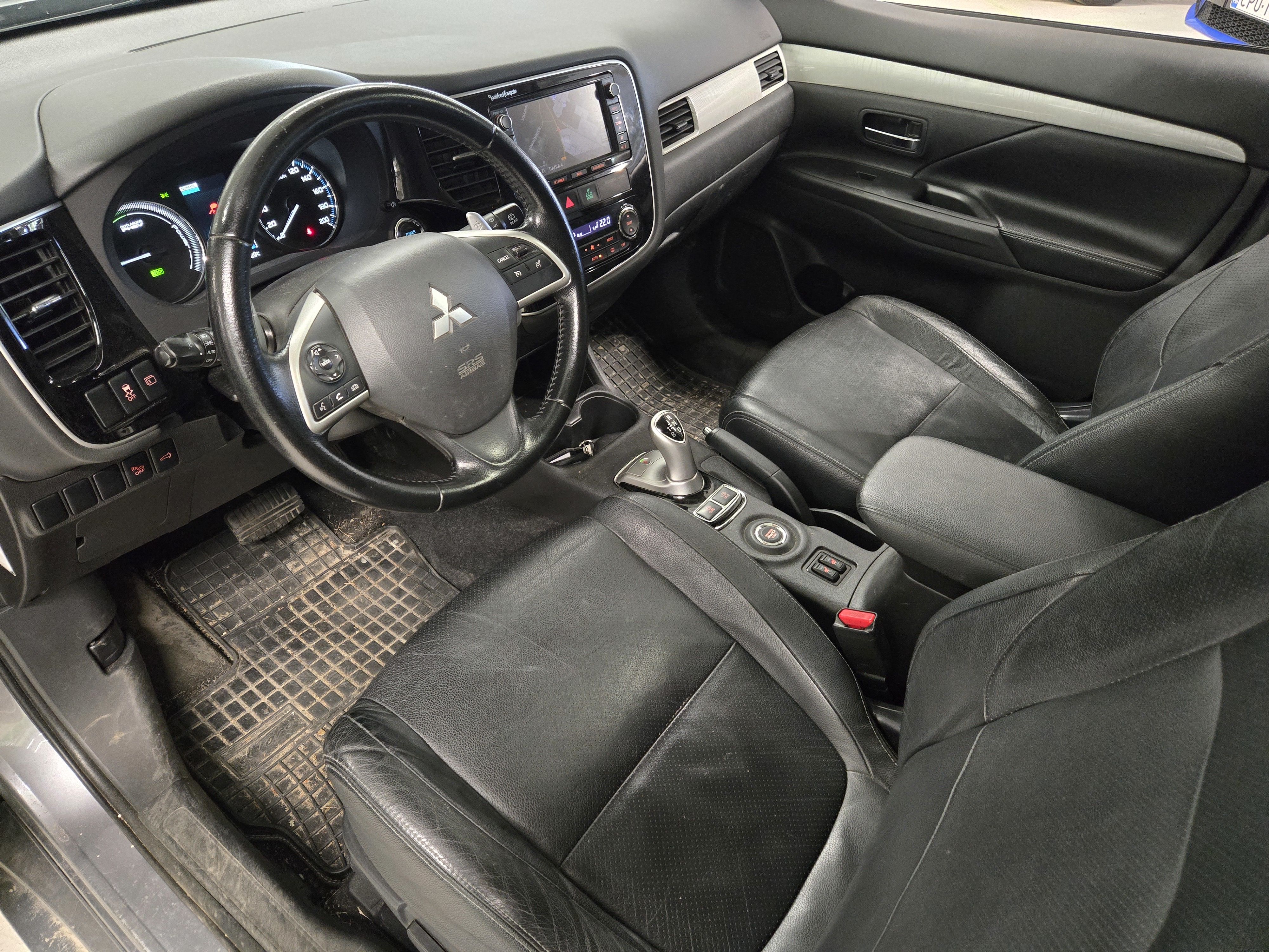 Mitsubishi Outlander PHEV 2013