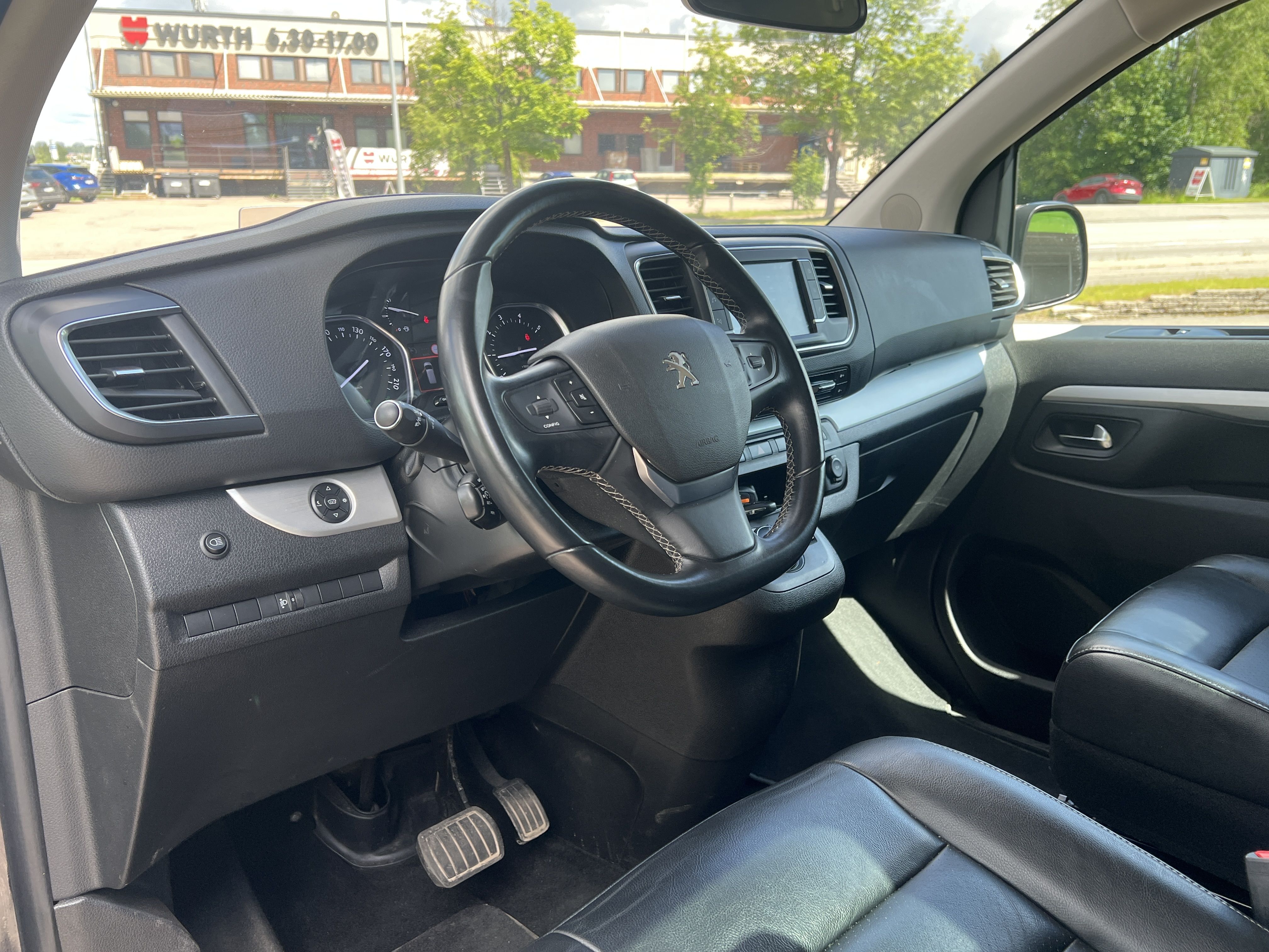 Peugeot Traveller 2022