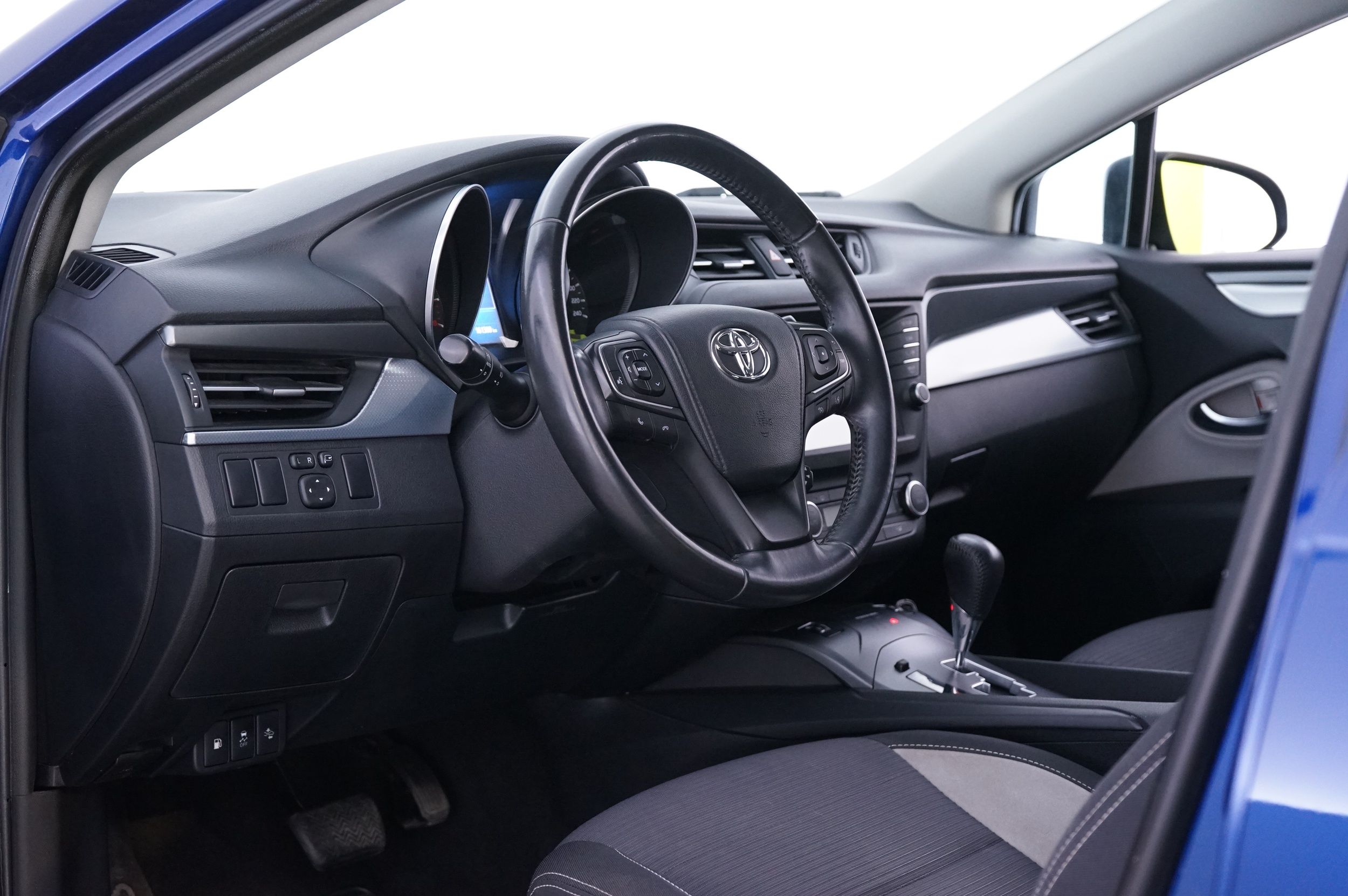 Toyota Avensis 2015