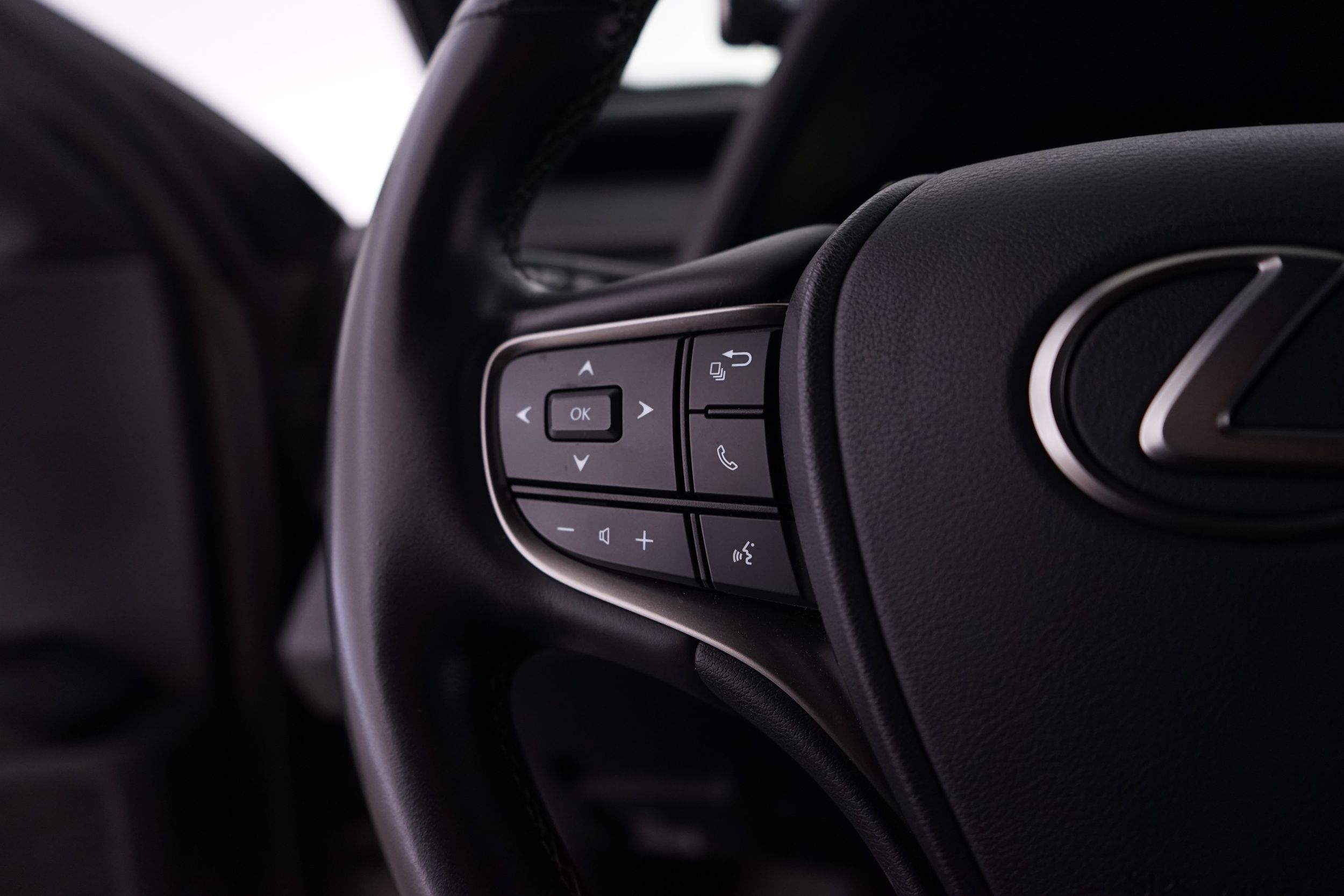 Lexus UX 2023
