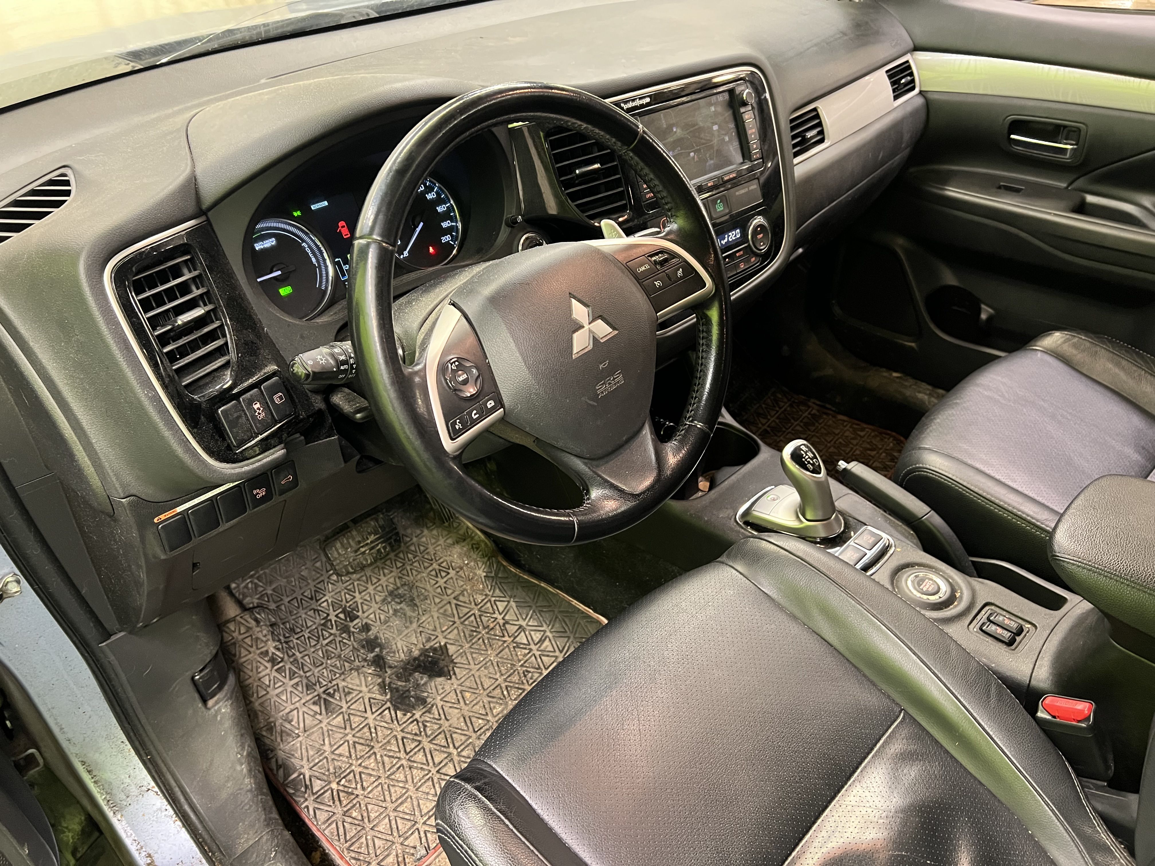 Mitsubishi Outlander PHEV 2014