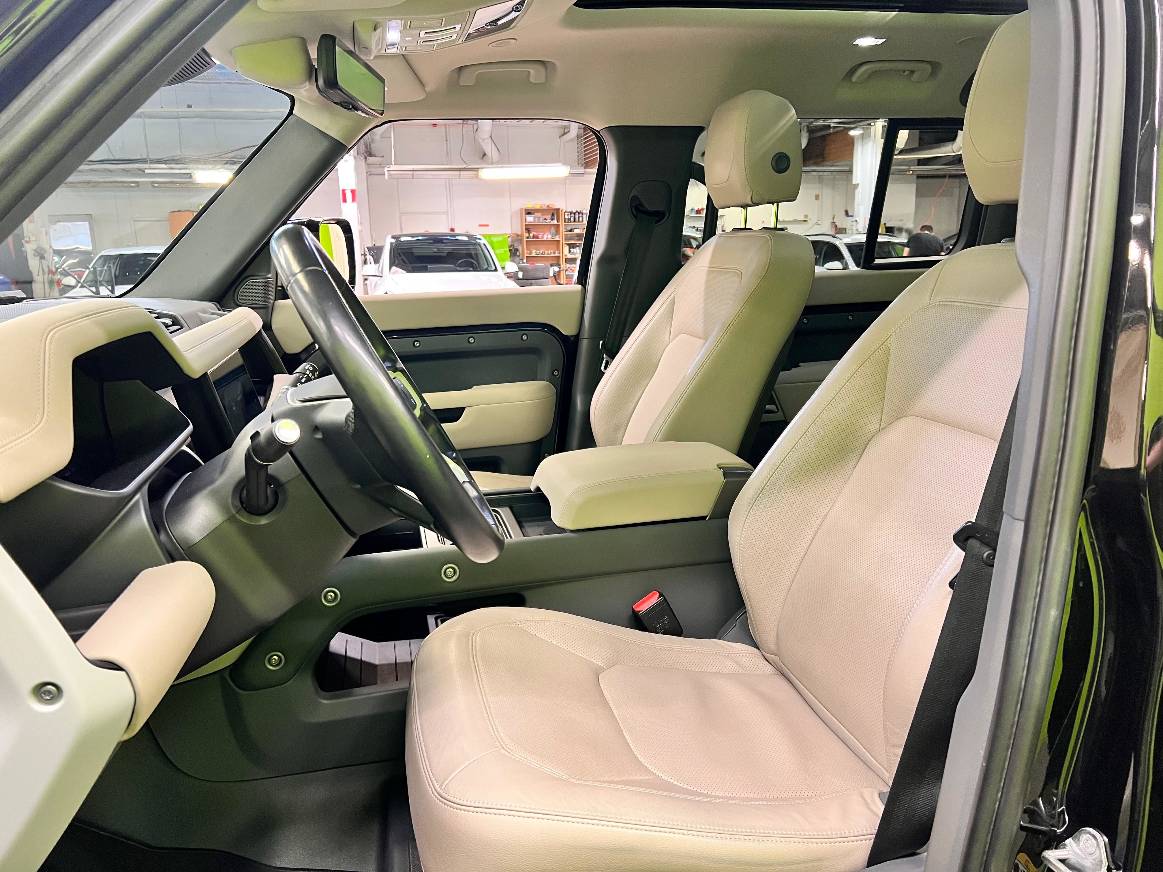 Land Rover Defender 2023