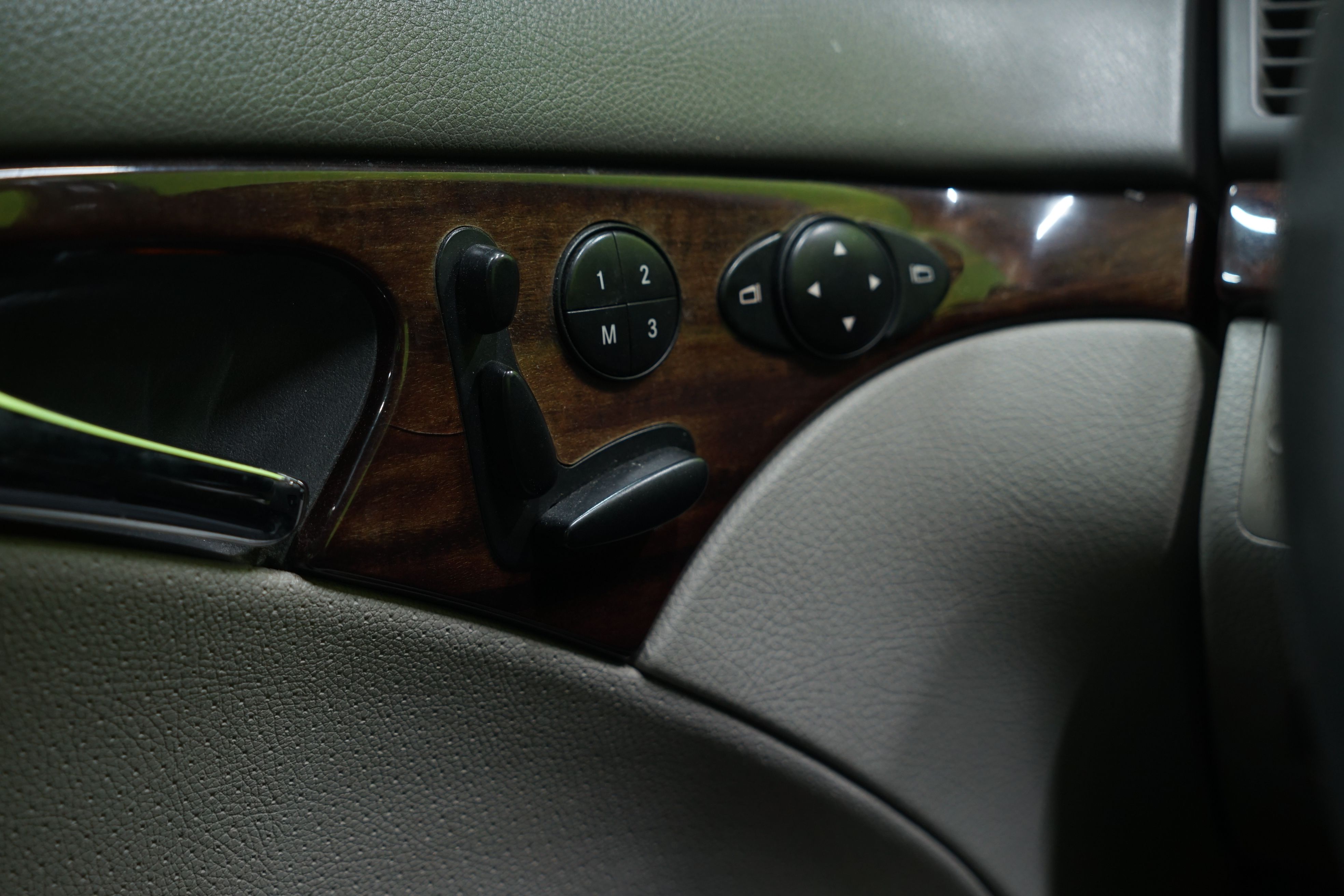 Mercedes-Benz E 2003