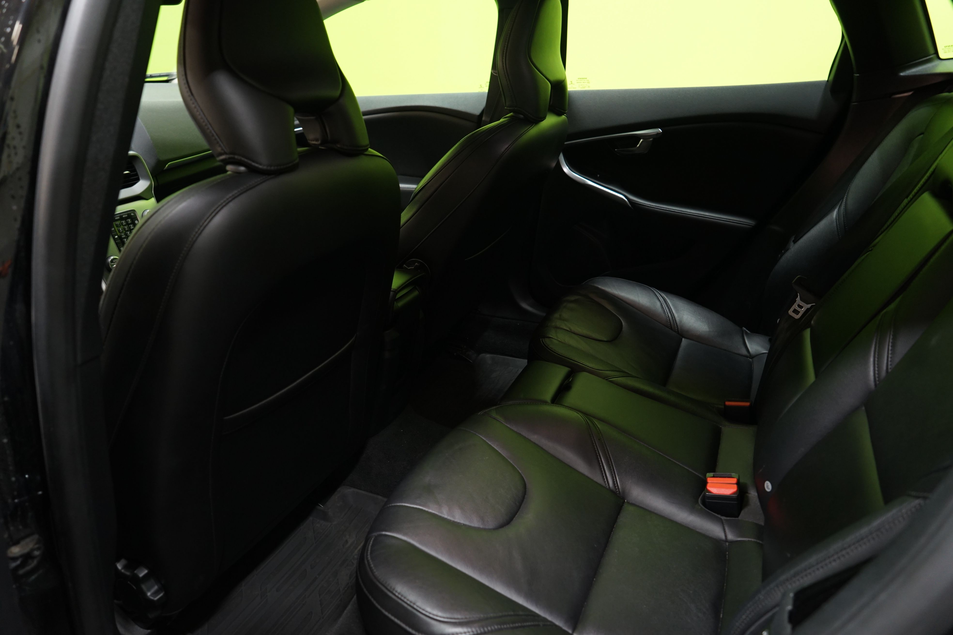 VOLVO V40 23