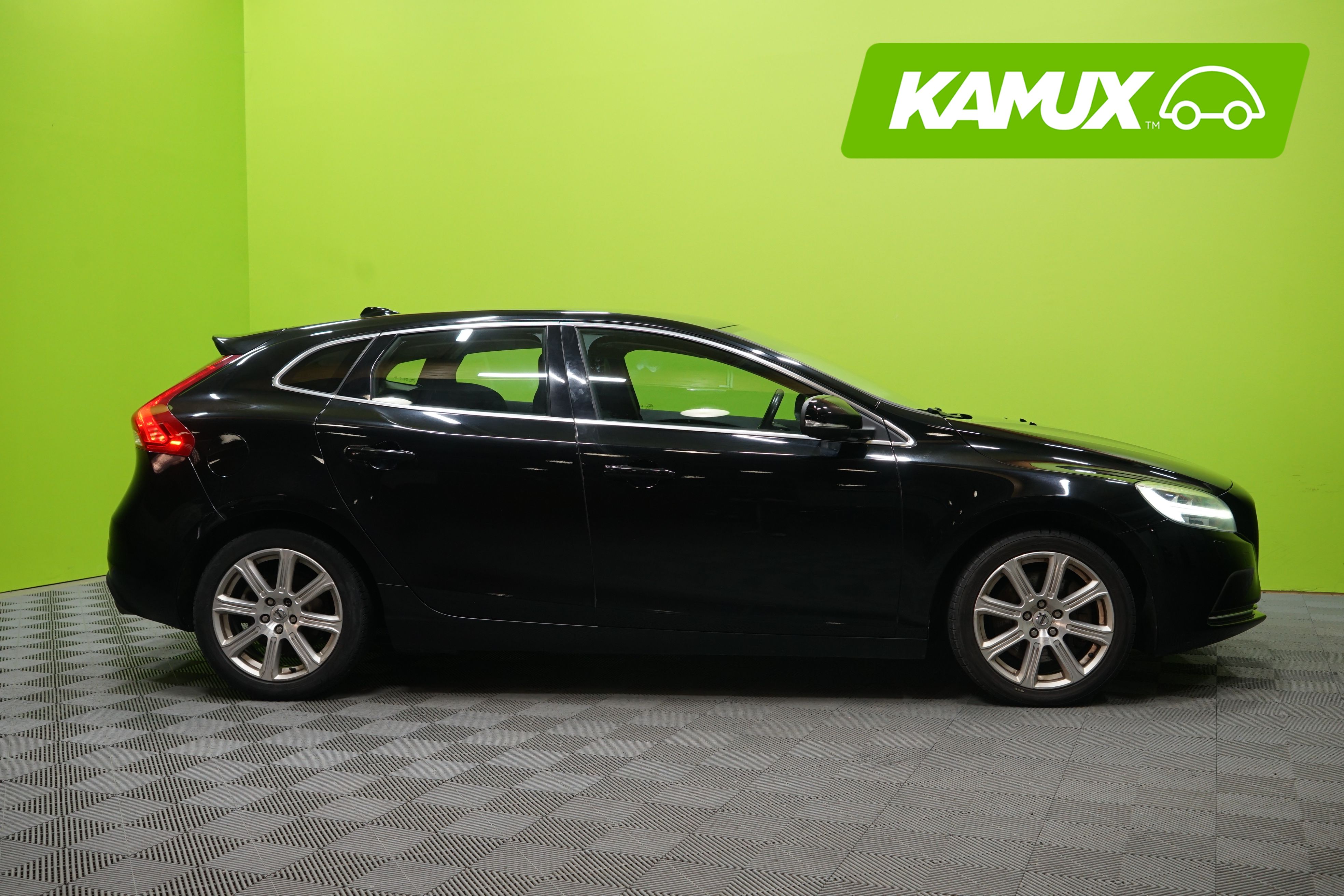 VOLVO V40 3