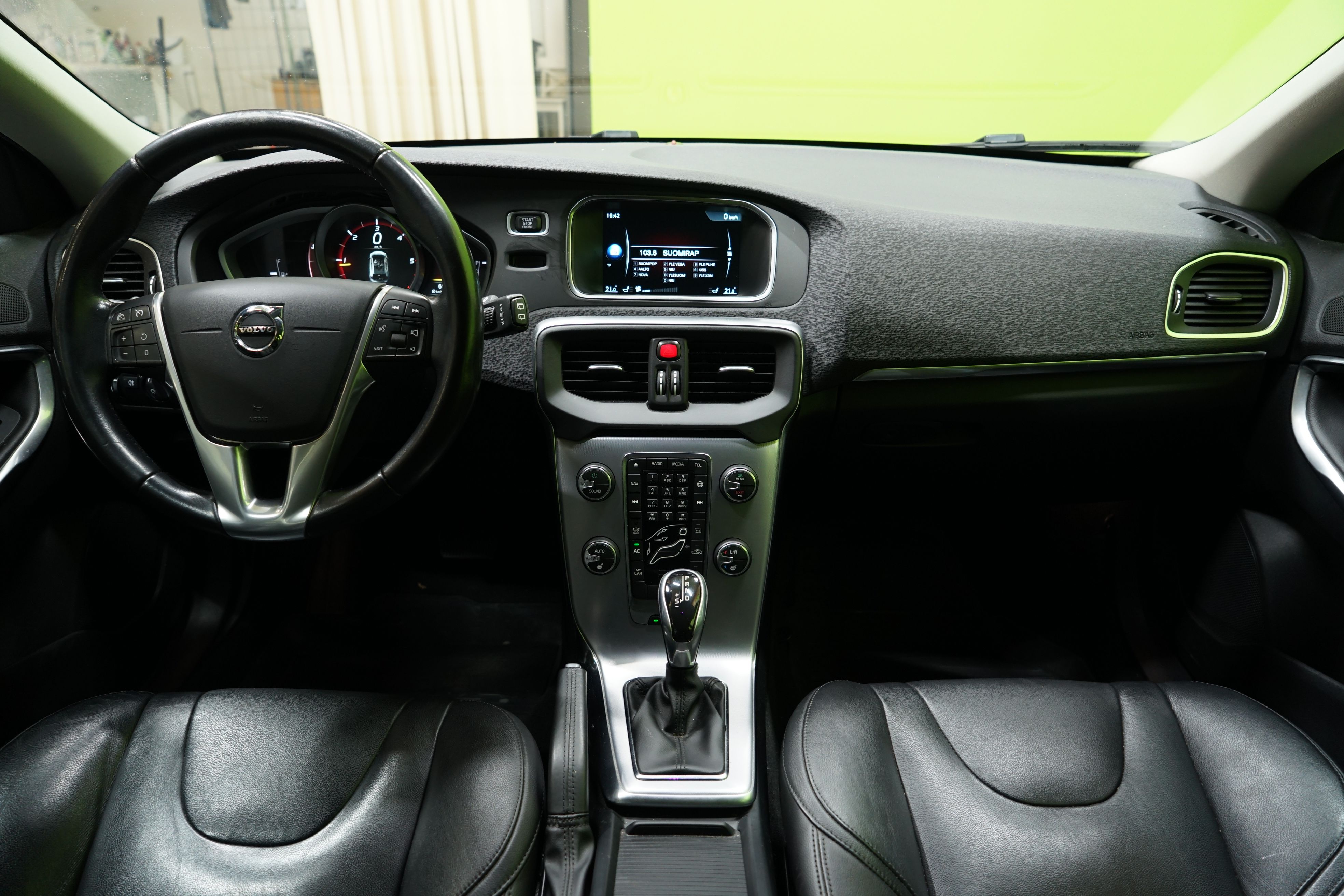 VOLVO V40 15
