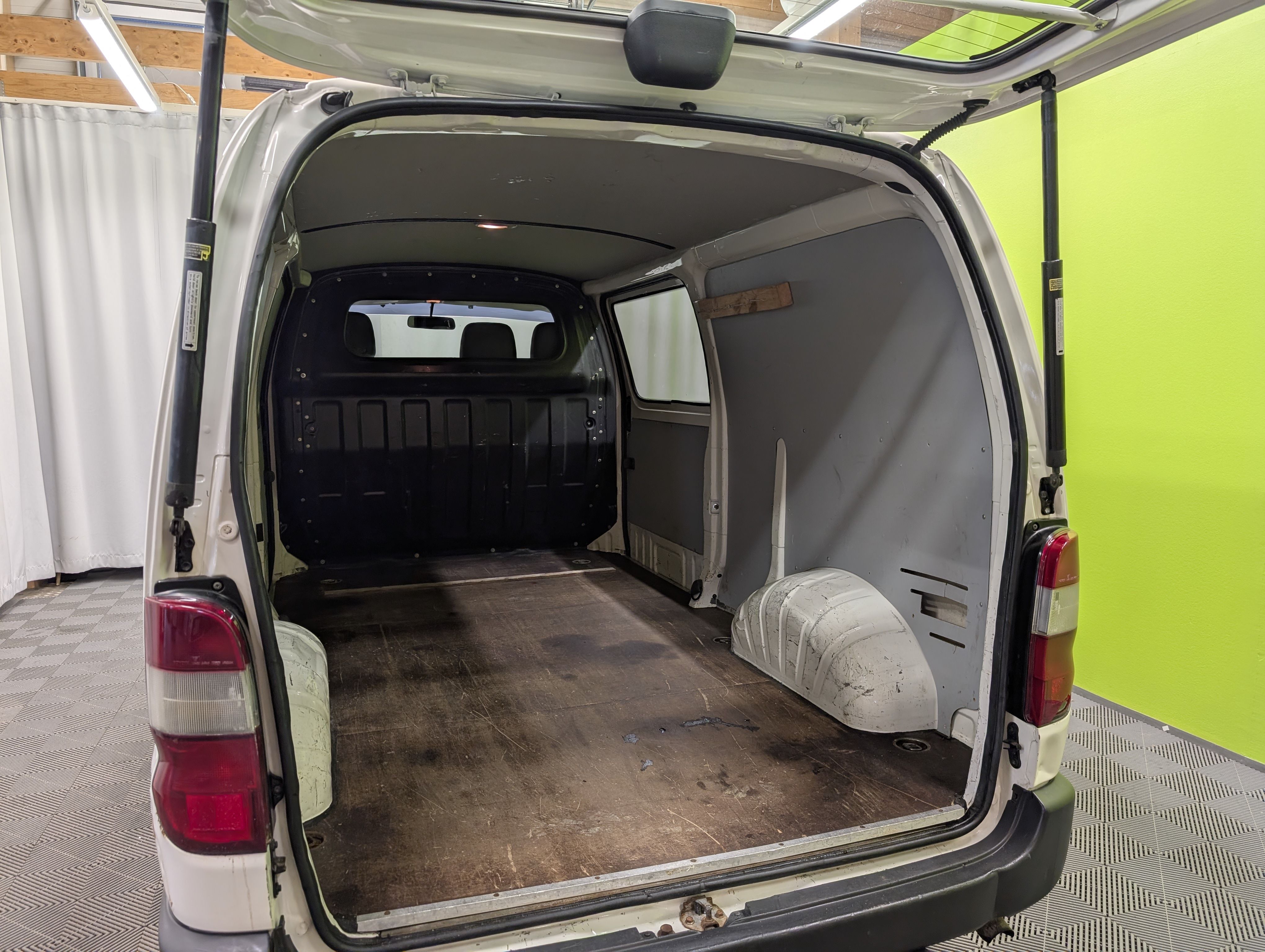 Toyota Hiace 2011
