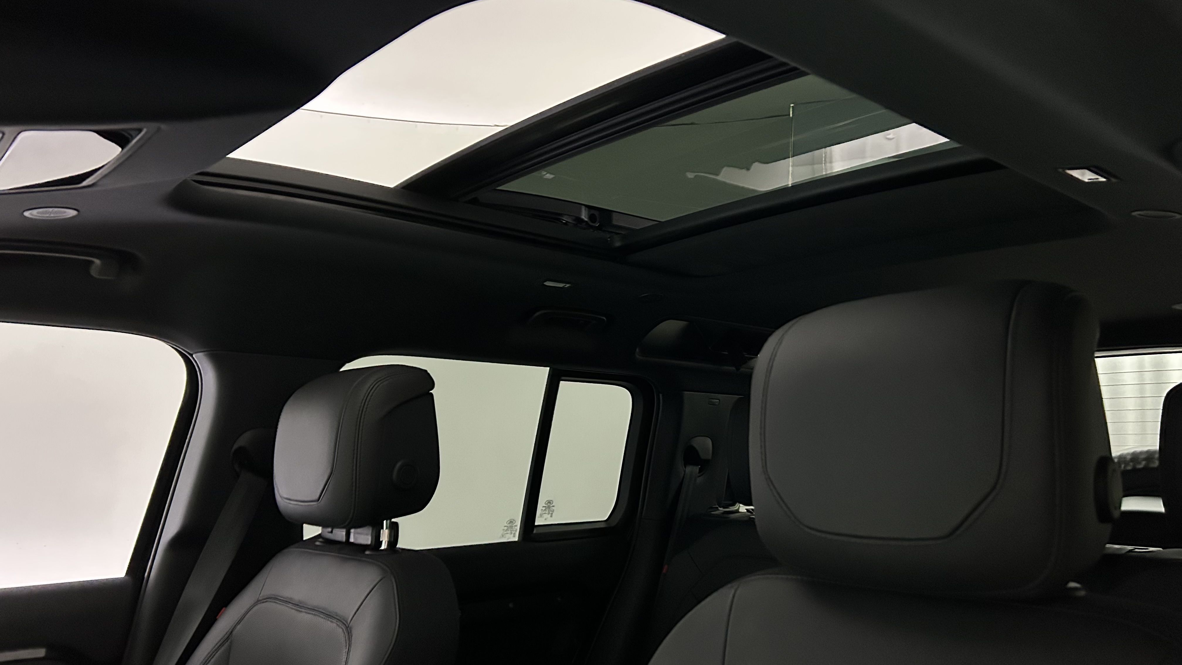 Land Rover Defender 2023