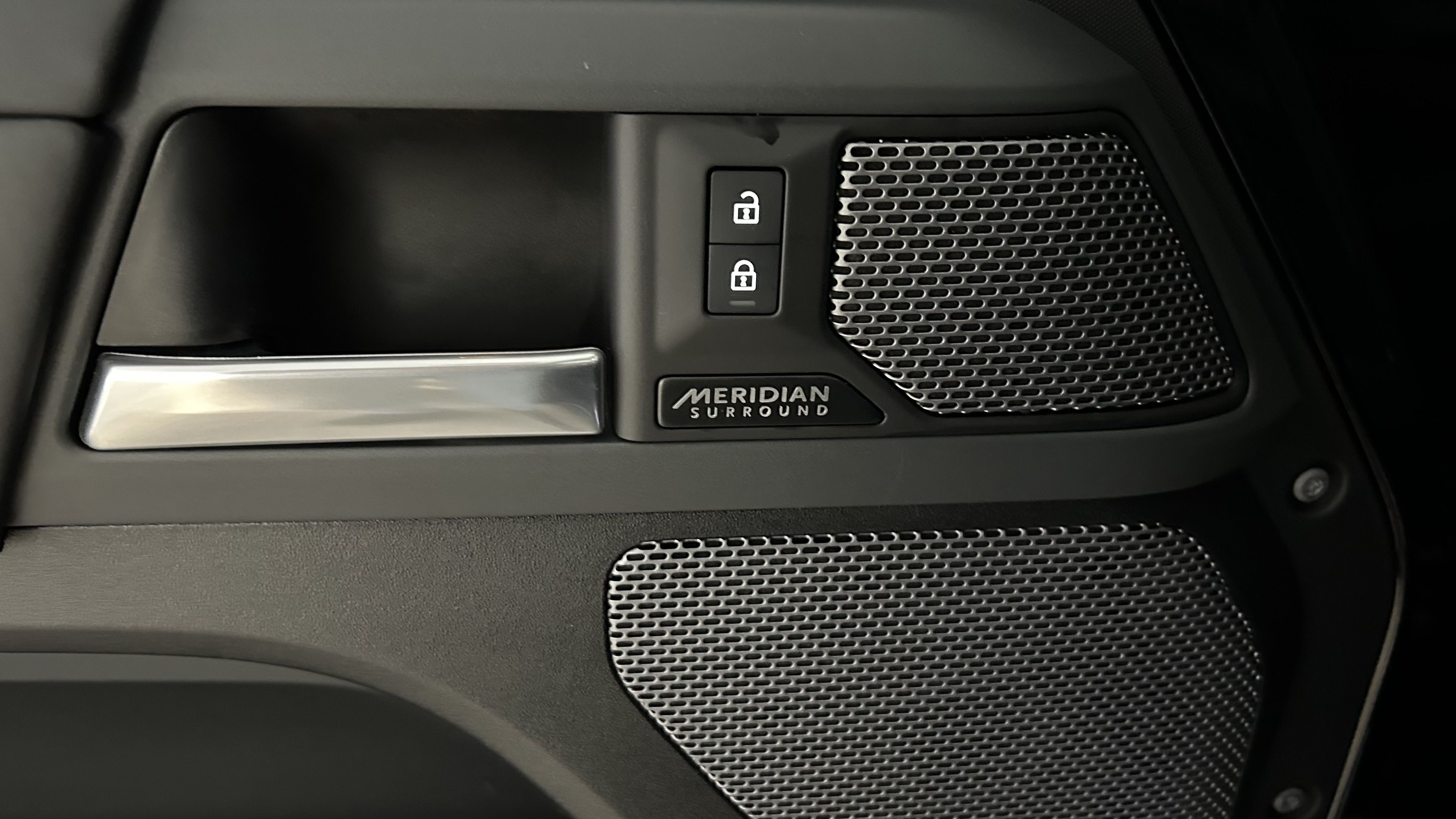 Land Rover Defender 2023