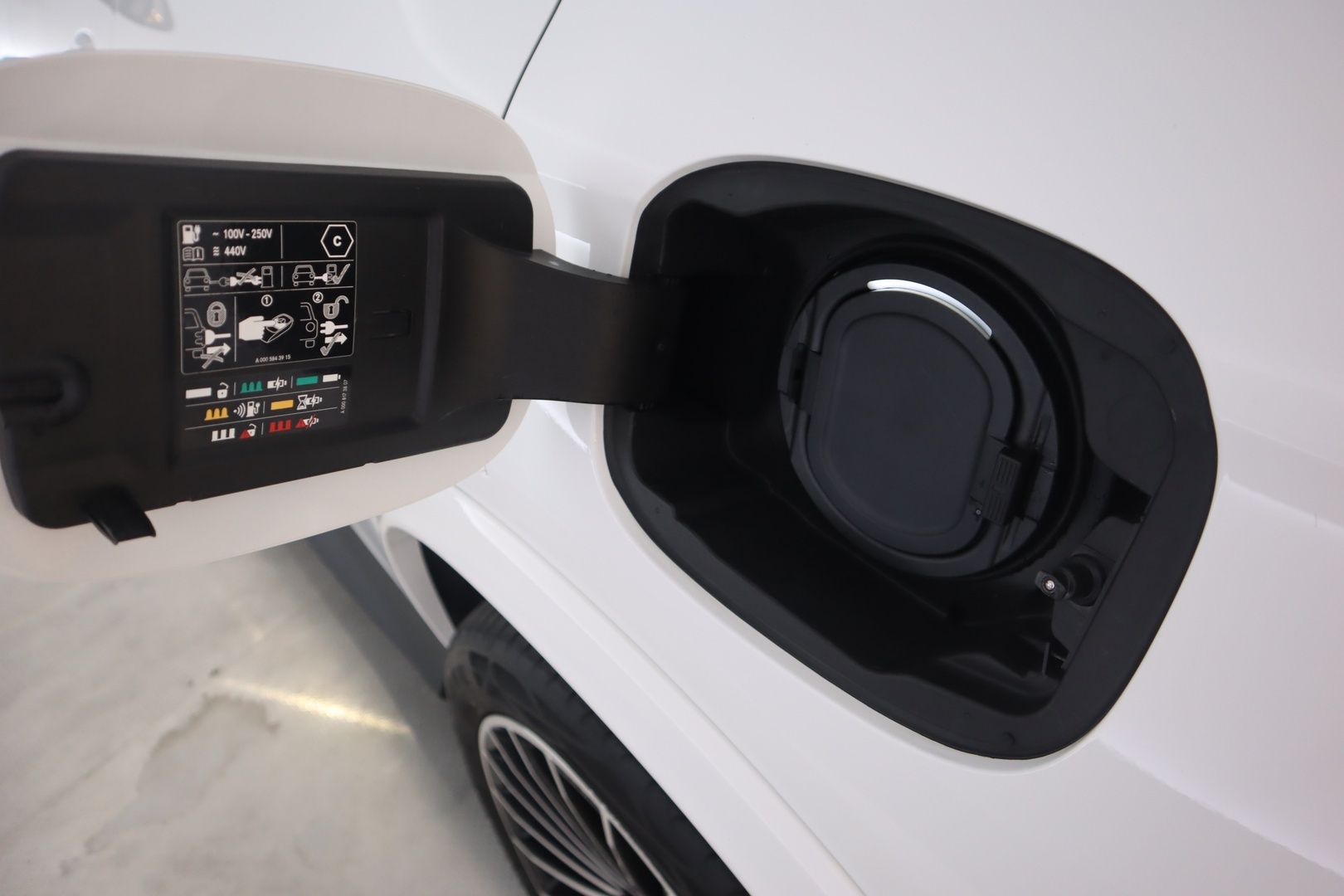 MERCEDES-BENZ GLC 2023