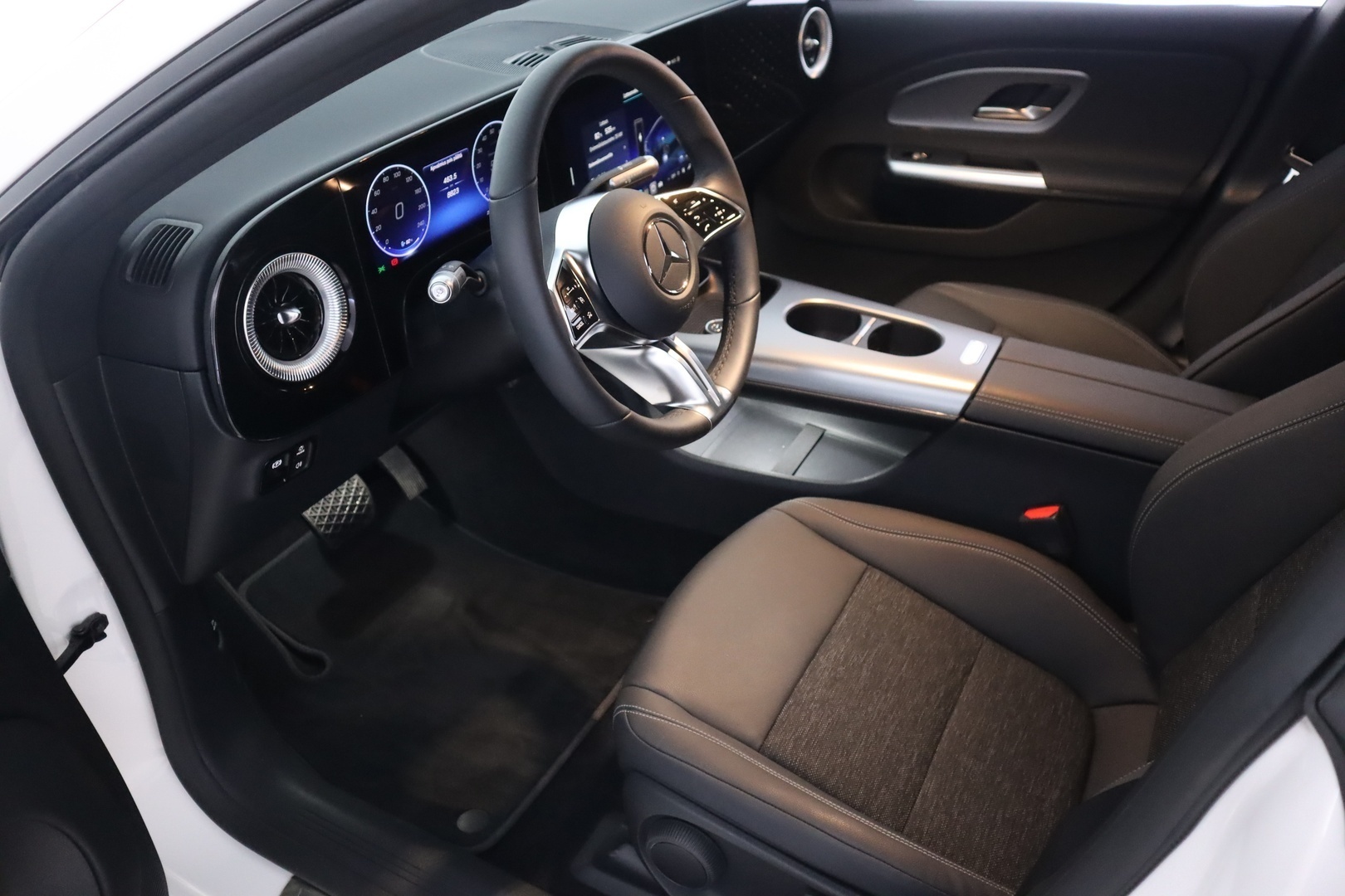 MERCEDES-BENZ CLA 2025