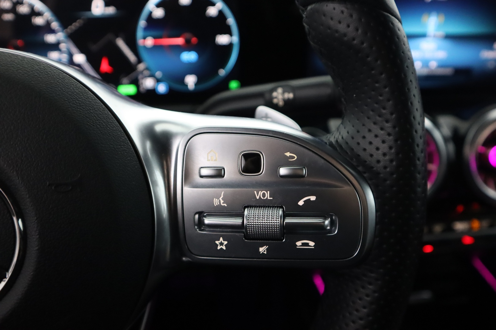 MERCEDES-BENZ EQA 2023