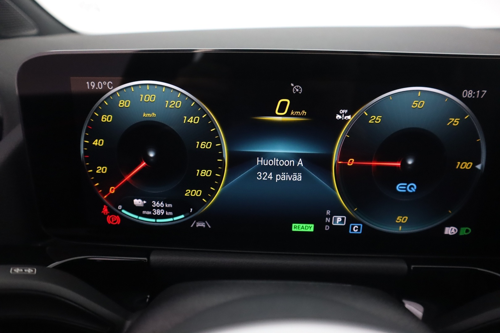 MERCEDES-BENZ EQA 2024