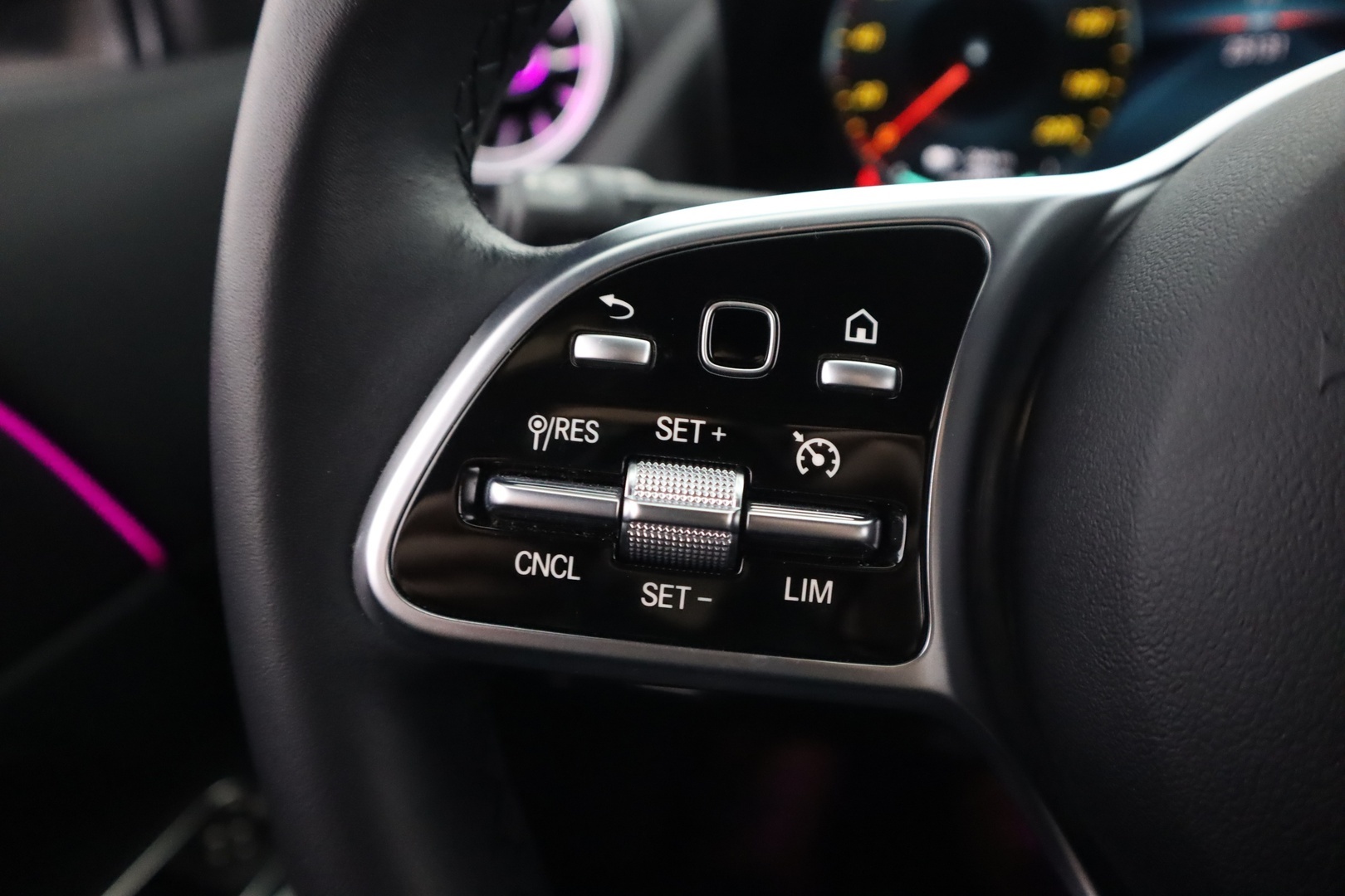 MERCEDES-BENZ EQA 2024