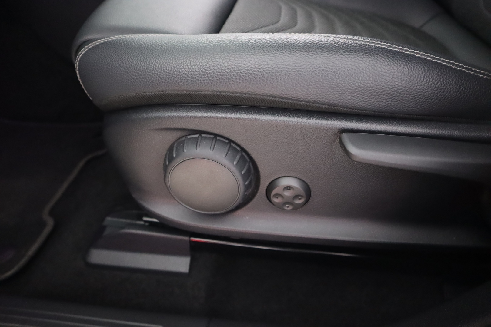 MERCEDES-BENZ EQA 2024