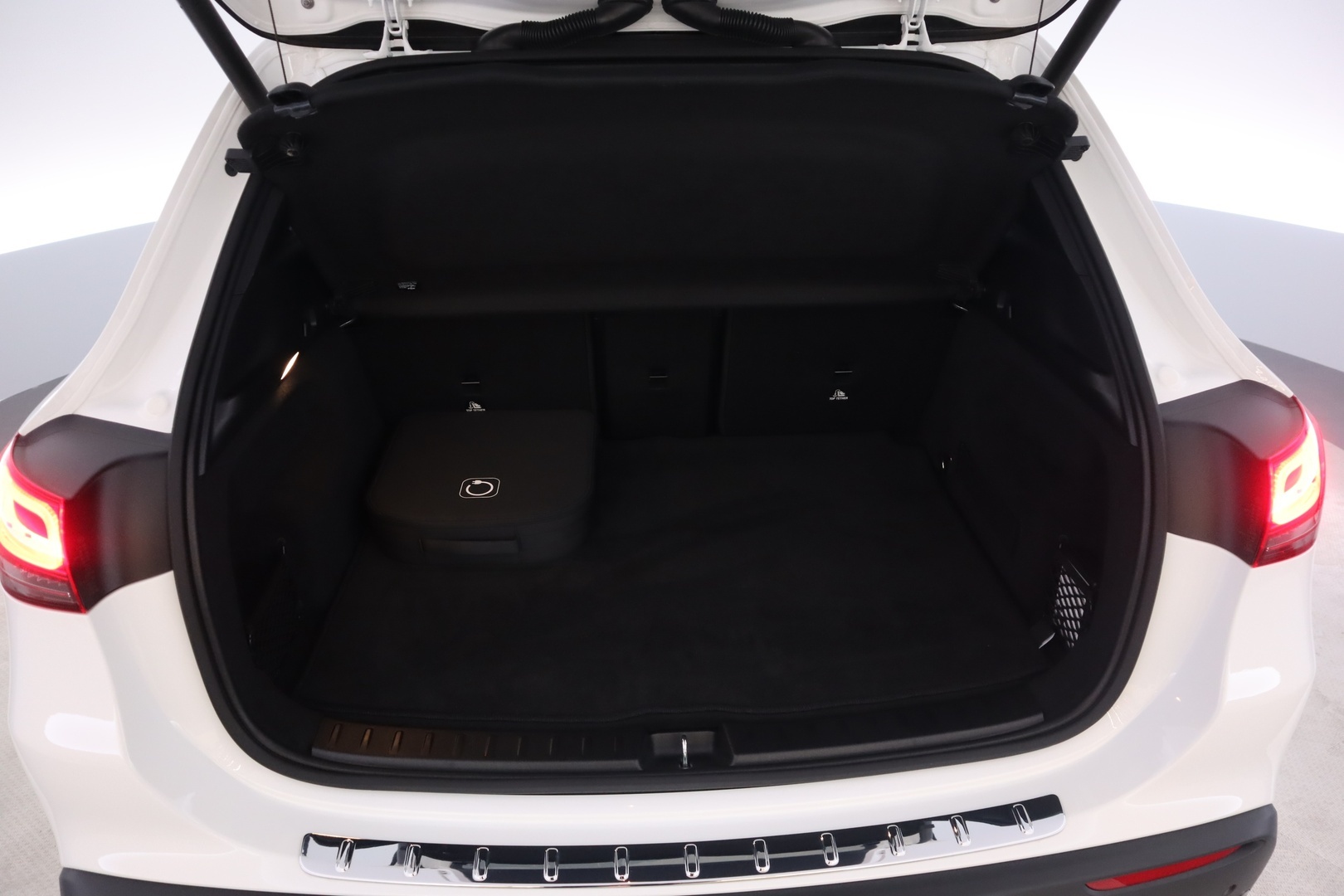 MERCEDES-BENZ EQA 2024