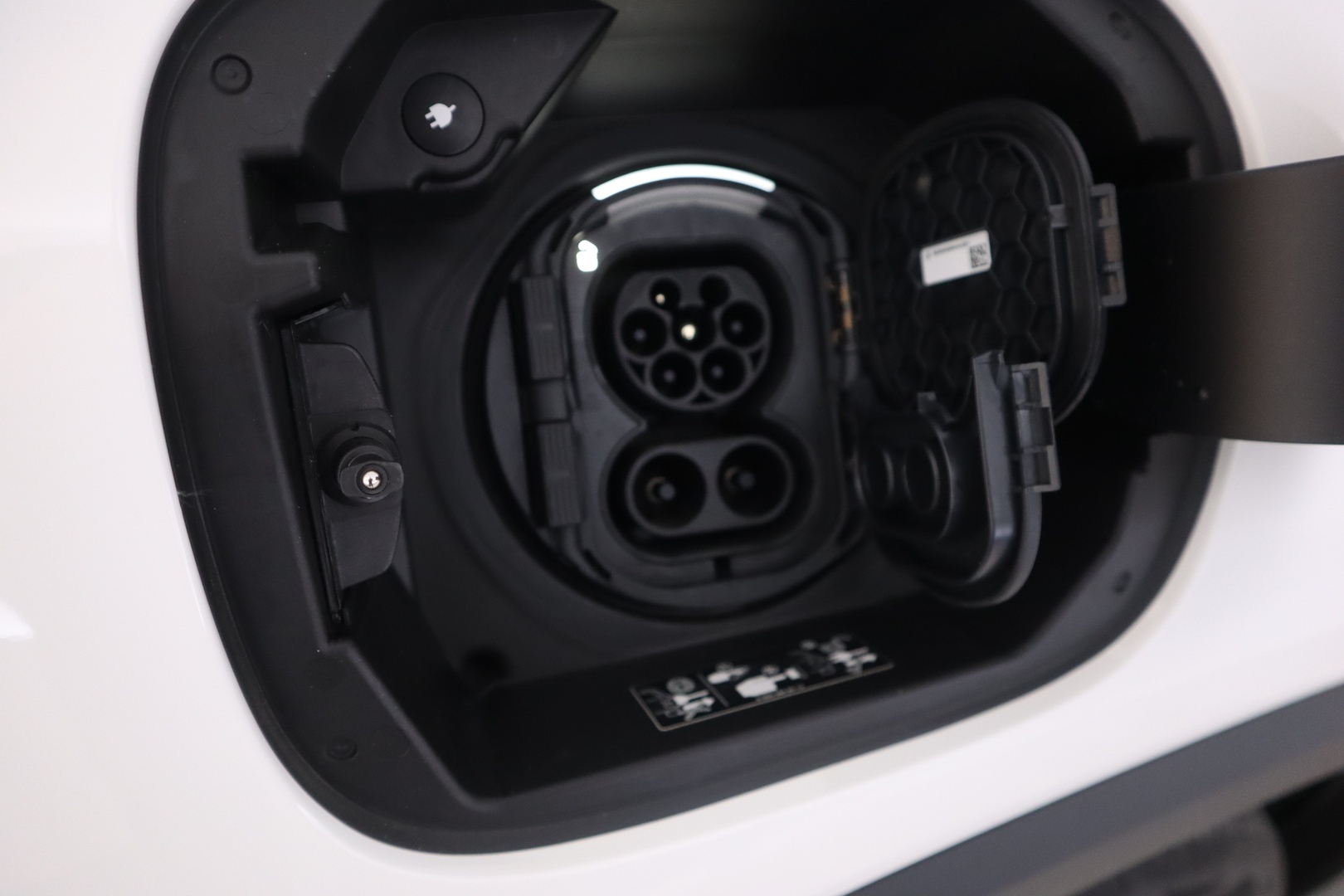 MERCEDES-BENZ EQA 2024