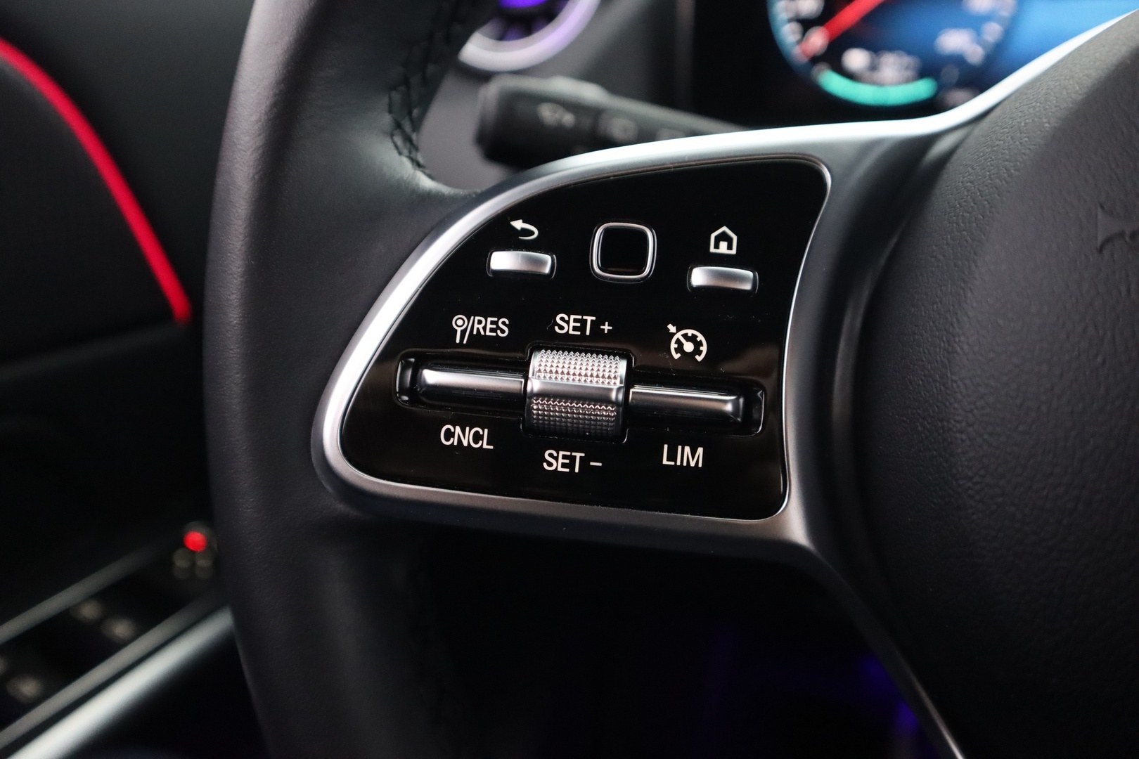 MERCEDES-BENZ EQA 2024