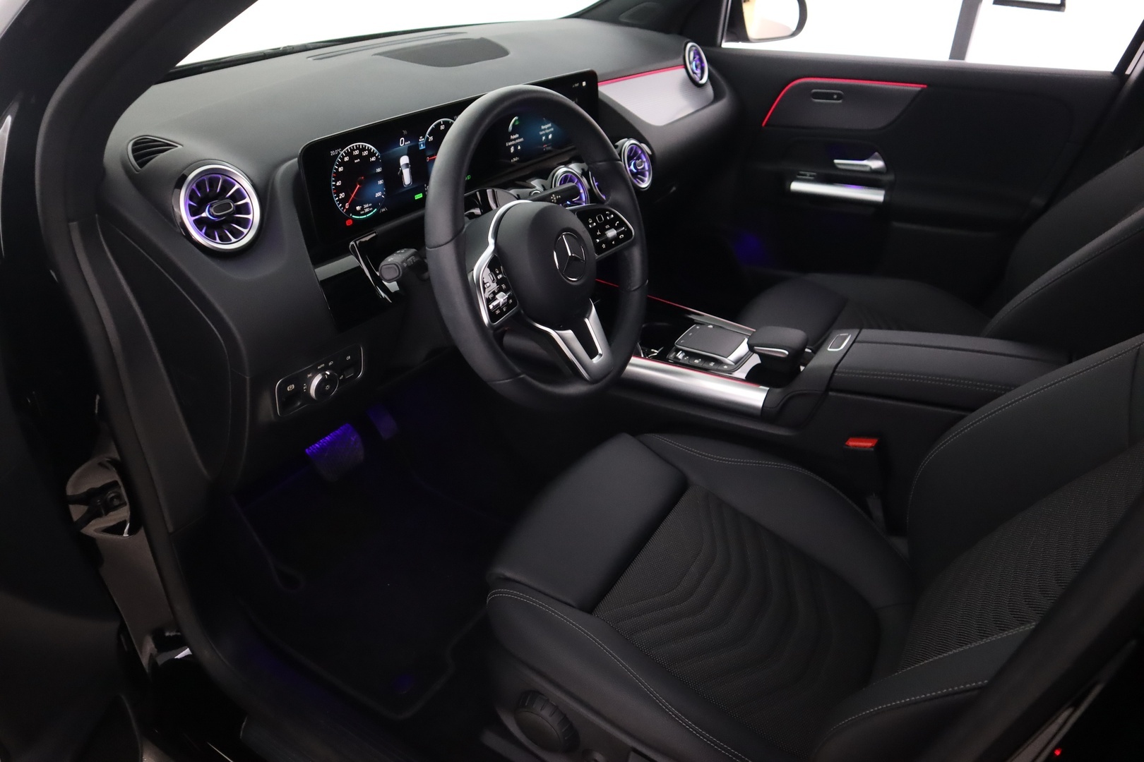 MERCEDES-BENZ EQA 2024