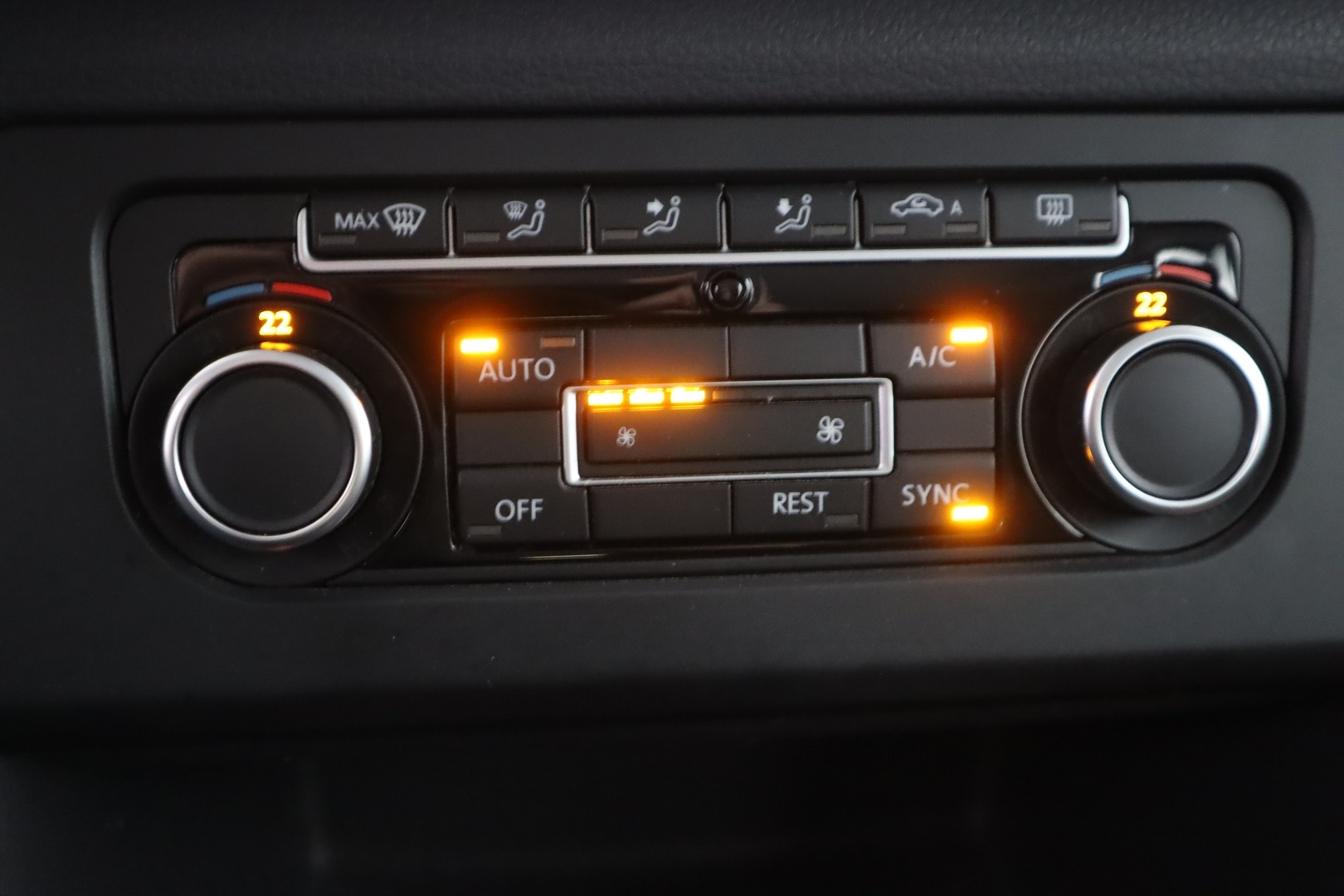 VOLKSWAGEN Amarok 2015