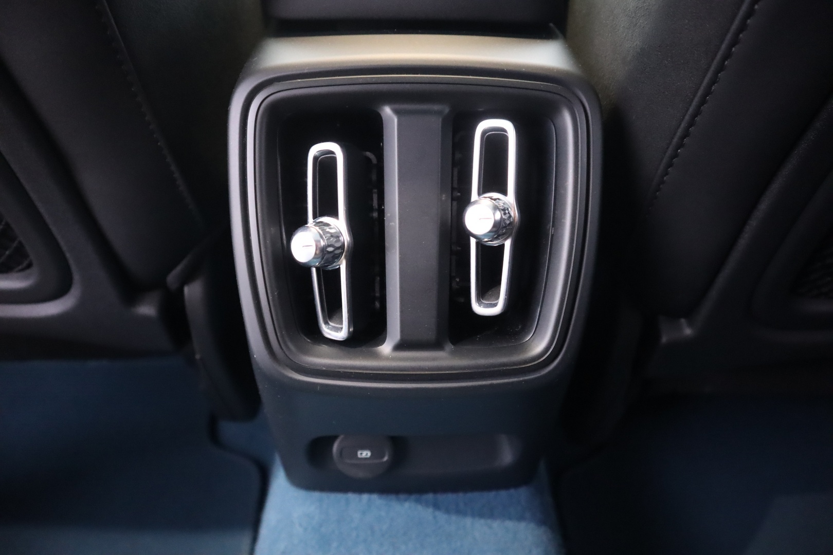 VOLVO C40 2022