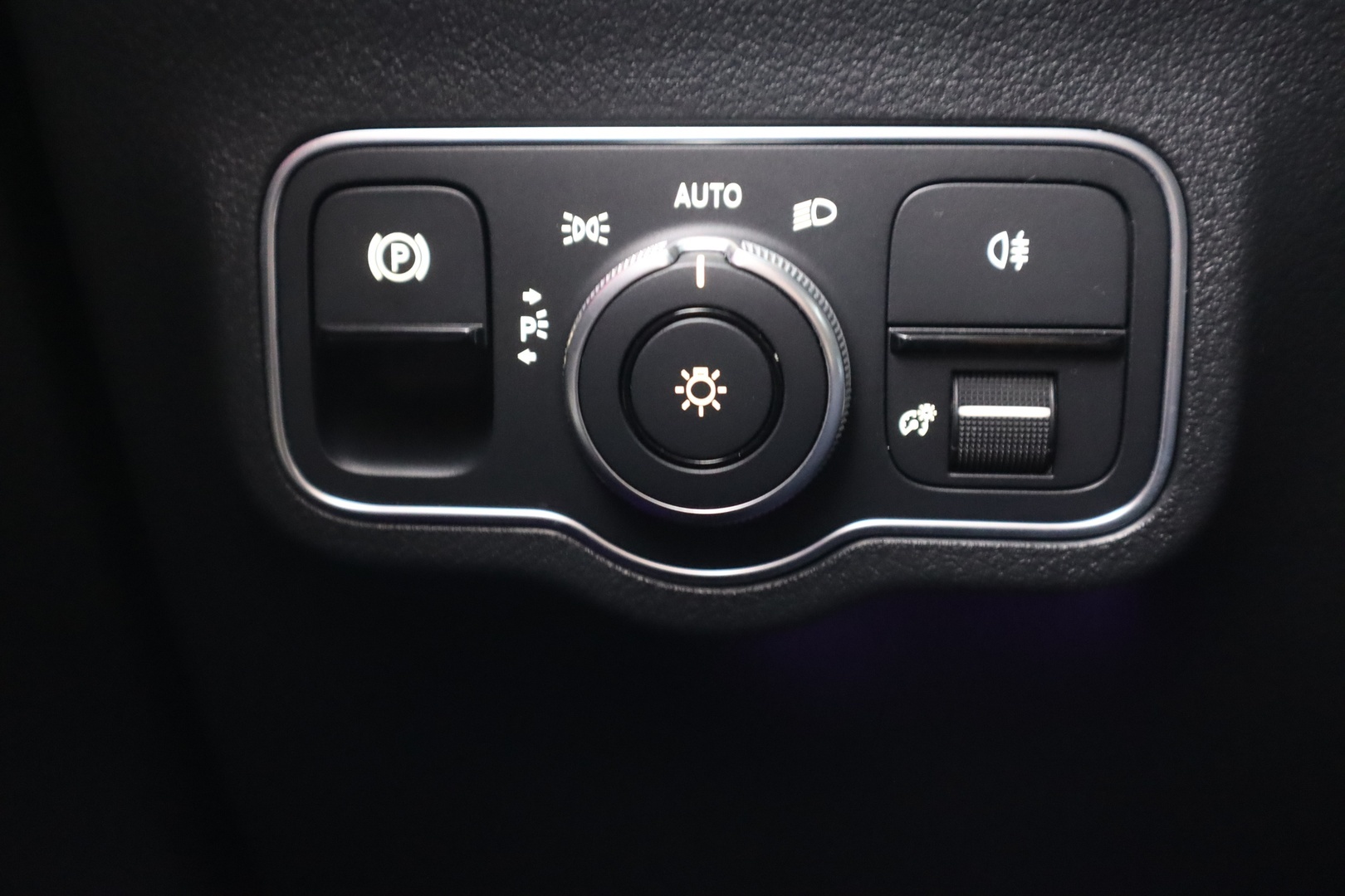 MERCEDES-BENZ EQA 2023